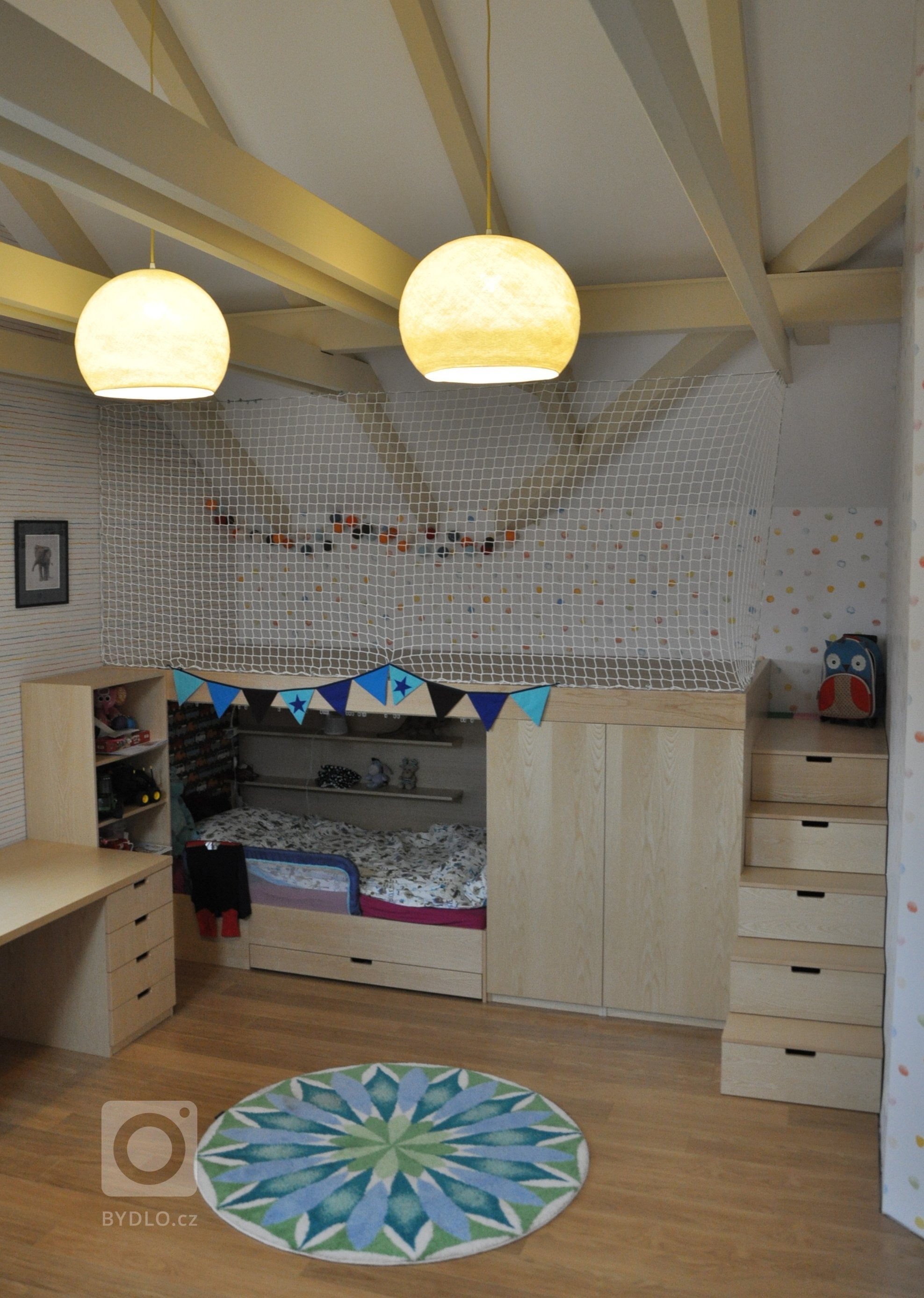 Dětský pokojíček, který má vydržet dlouho, ač jsou děti teď malé. Pastelové barvy, jednoduchost a možnost dotvářet si pokojíček sám. V co dnes svoje hrací…