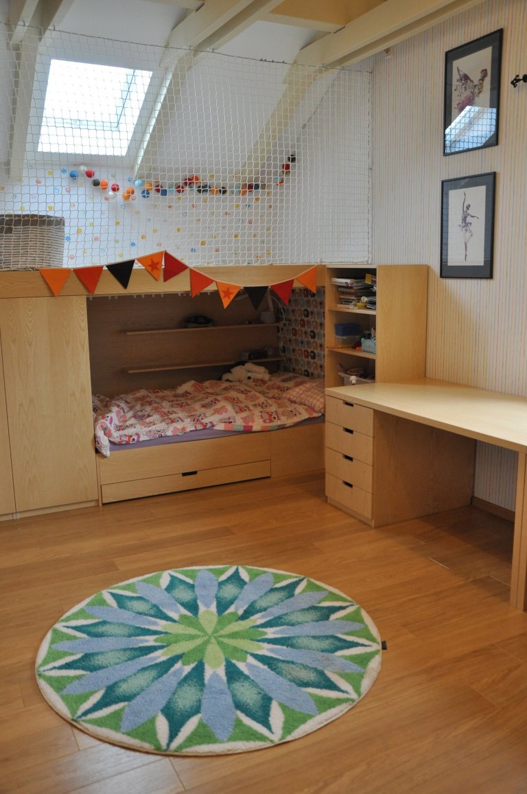 Dětský pokojíček, který má vydržet dlouho, ač jsou děti teď malé. Pastelové barvy, jednoduchost a možnost dotvářet si pokojíček sám. V co dnes svoje hrací…