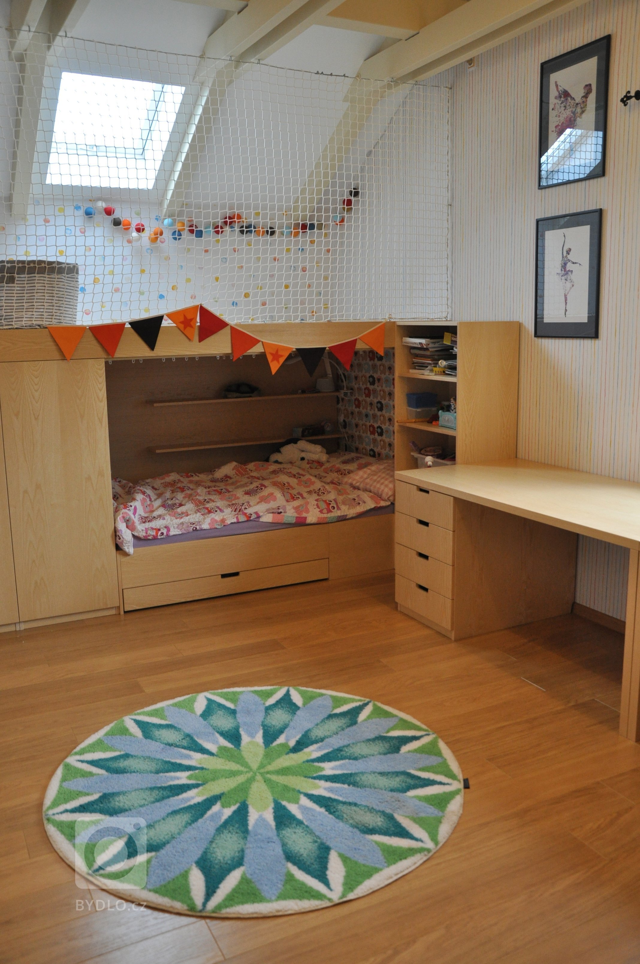 Dětský pokojíček, který má vydržet dlouho, ač jsou děti teď malé. Pastelové barvy, jednoduchost a možnost dotvářet si pokojíček sám. V co dnes svoje hrací…