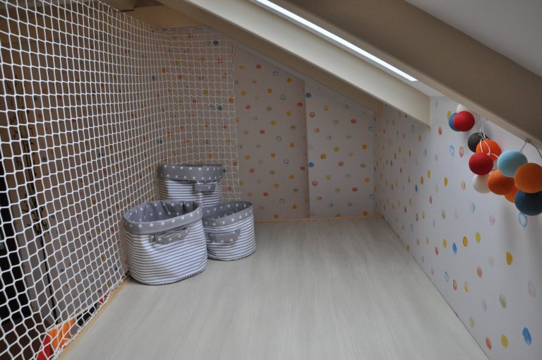 Dětský pokojíček, který má vydržet dlouho, ač jsou děti teď malé. Pastelové barvy, jednoduchost a možnost dotvářet si pokojíček sám. V co dnes svoje hrací…