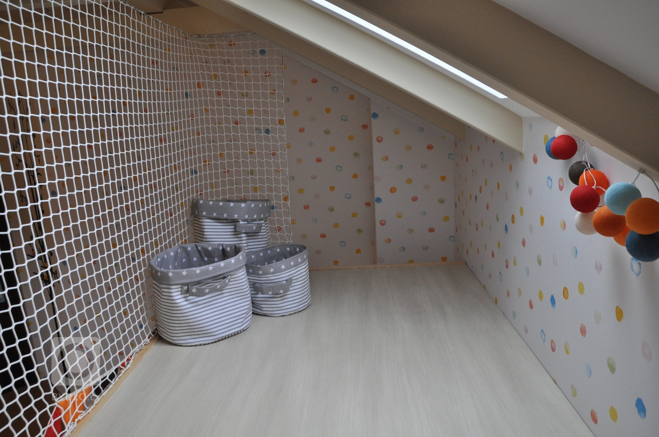 Dětský pokojíček, který má vydržet dlouho, ač jsou děti teď malé. Pastelové barvy, jednoduchost a možnost dotvářet si pokojíček sám. V co dnes svoje hrací…