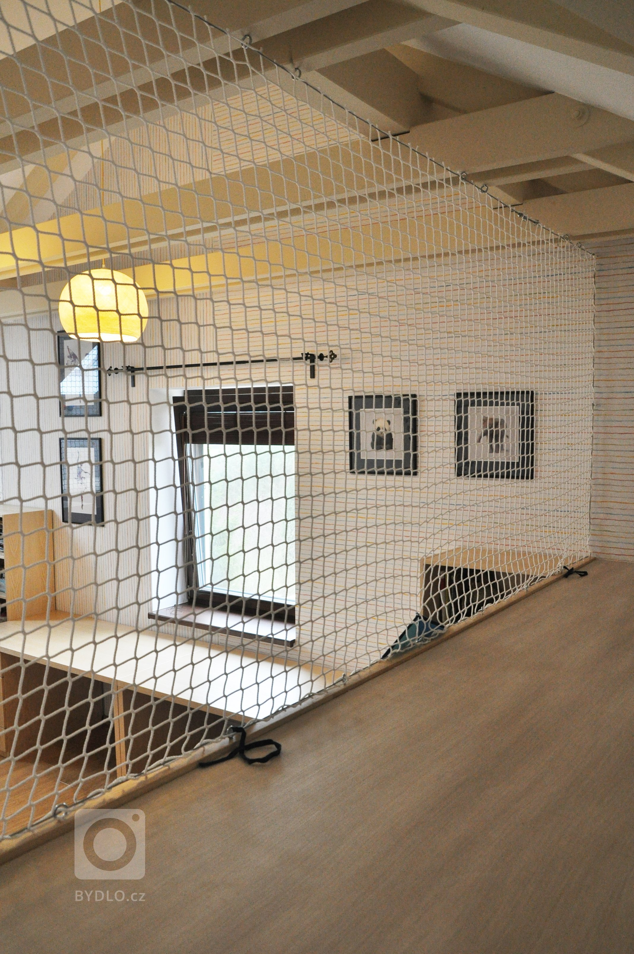 Dětský pokojíček, který má vydržet dlouho, ač jsou děti teď malé. Pastelové barvy, jednoduchost a možnost dotvářet si pokojíček sám. V co dnes svoje hrací…