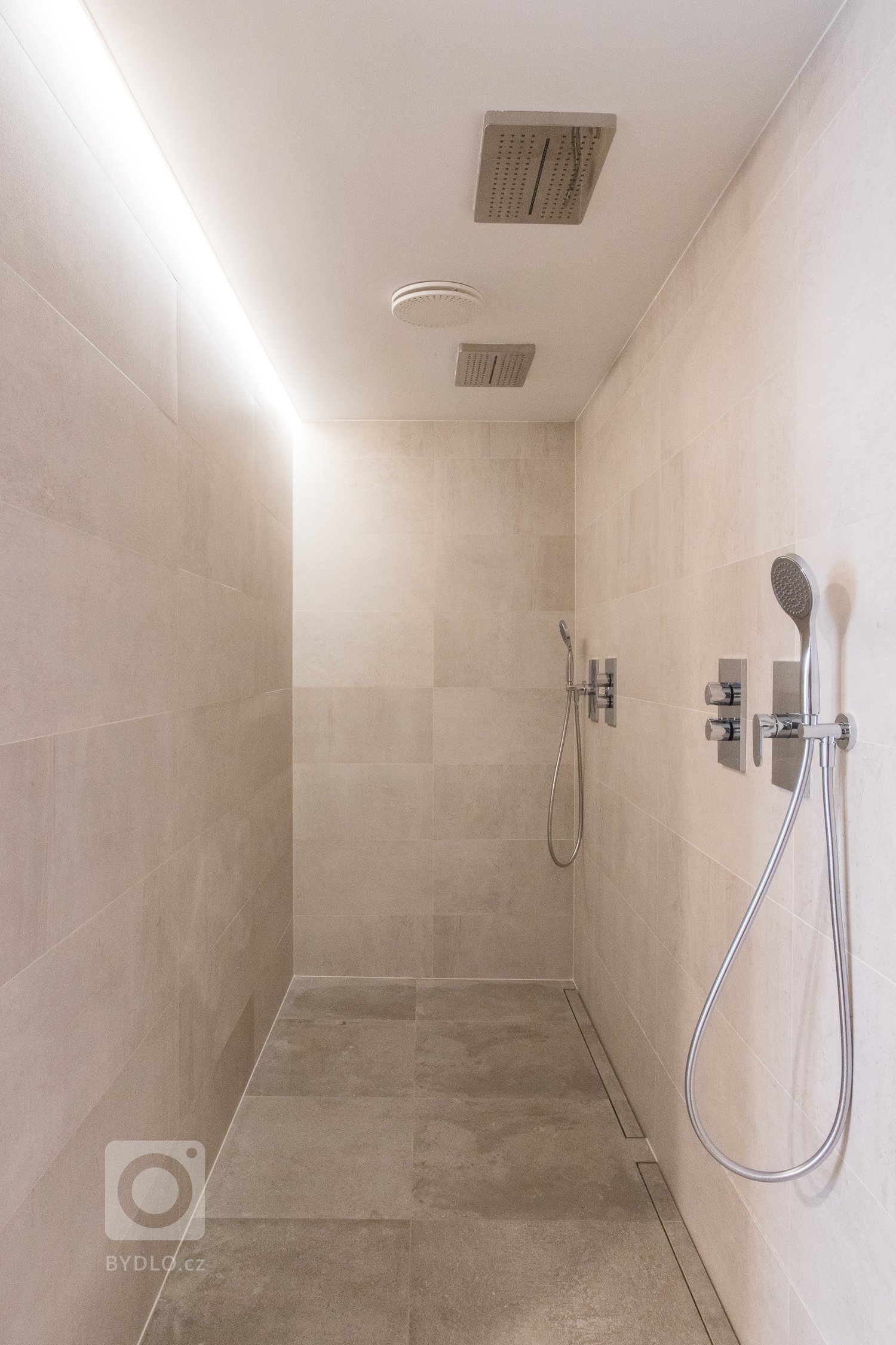 Představme si jednu z posledních realizací. Realizace moderní&nbsp;wellness zóny včetně dodávky obkladů, dlažeb a mozaiek.
