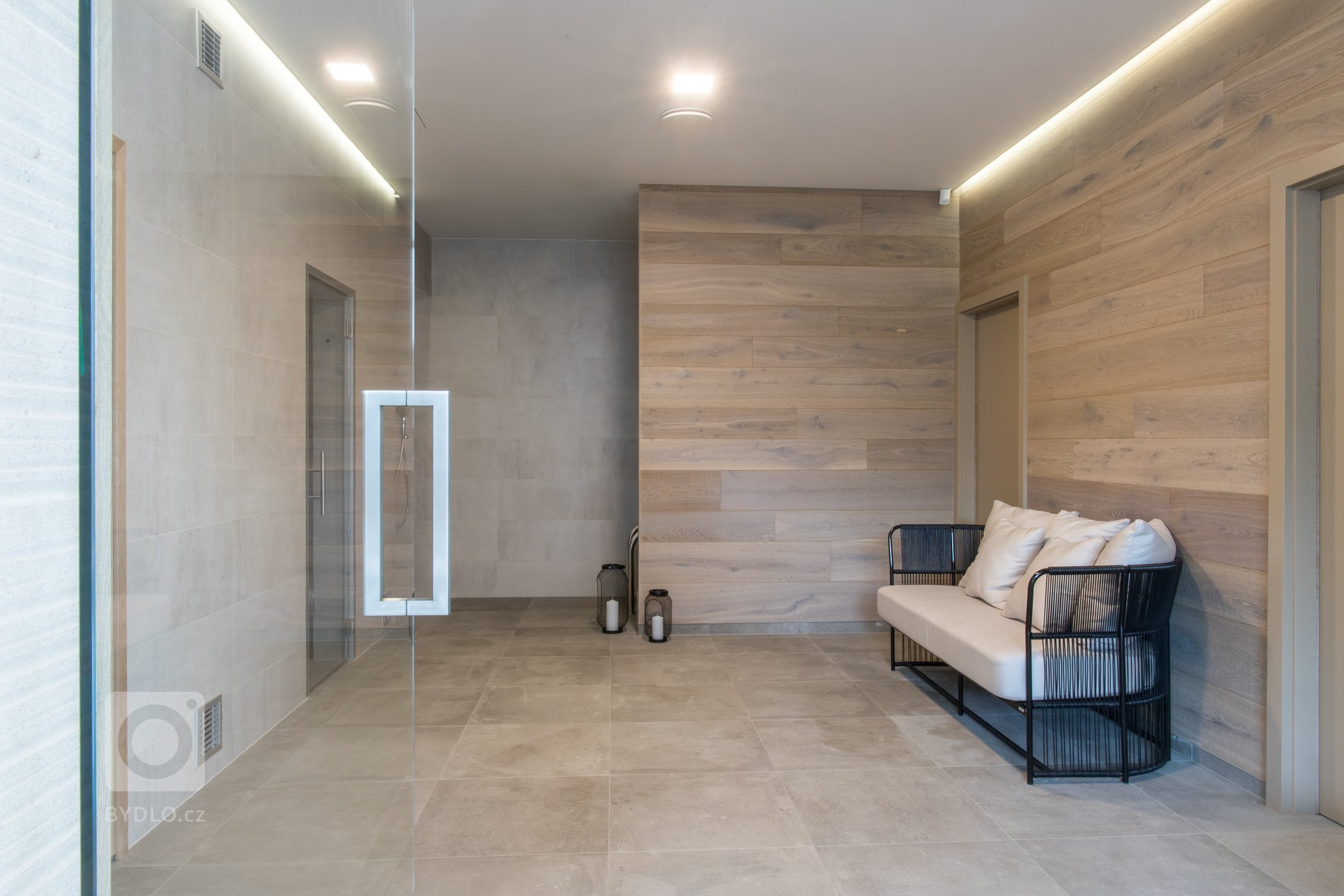 Představme si jednu z posledních realizací. Realizace moderní&nbsp;wellness zóny včetně dodávky obkladů, dlažeb a mozaiek.
