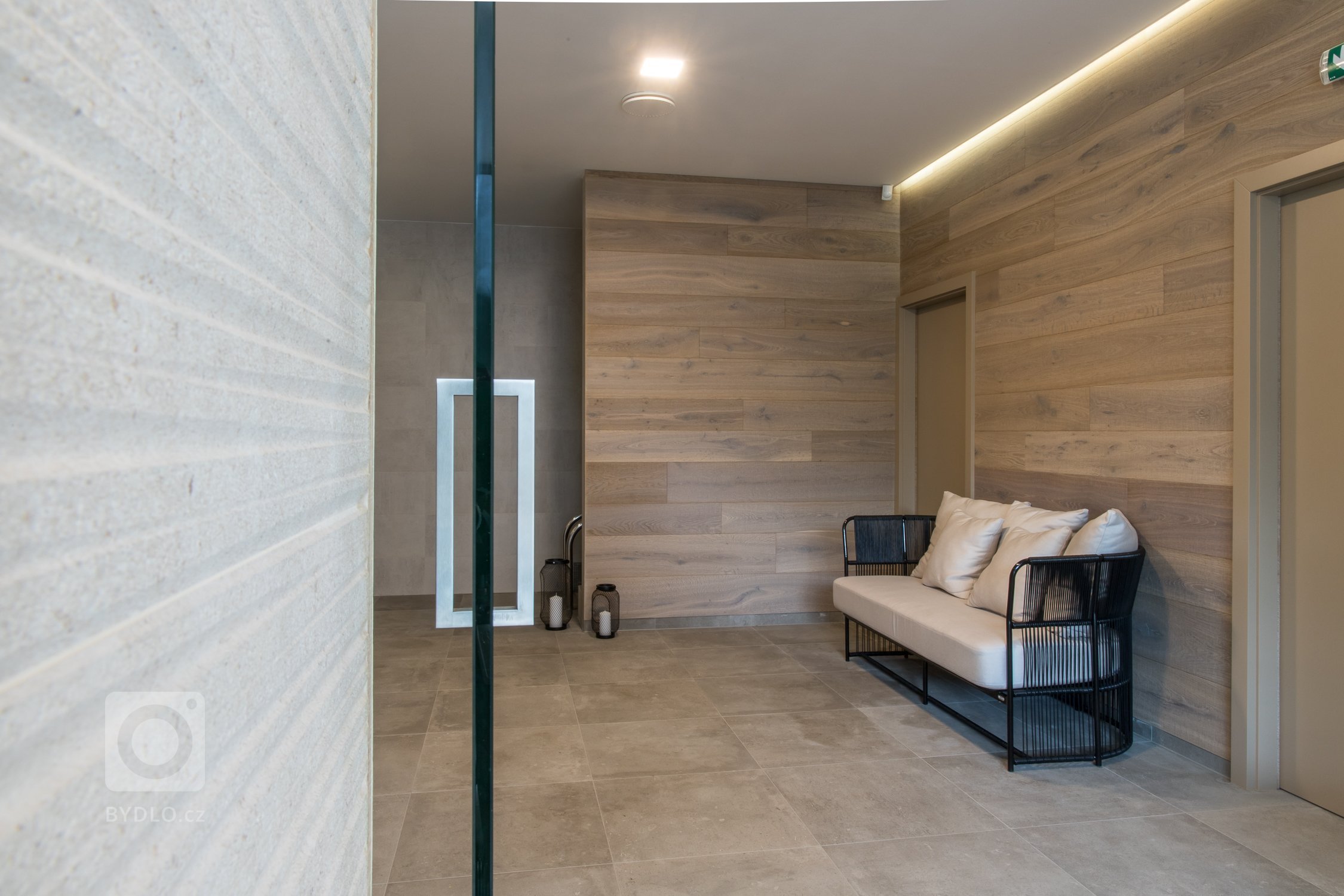 Představme si jednu z posledních realizací. Realizace moderní&nbsp;wellness zóny včetně dodávky obkladů, dlažeb a mozaiek.
