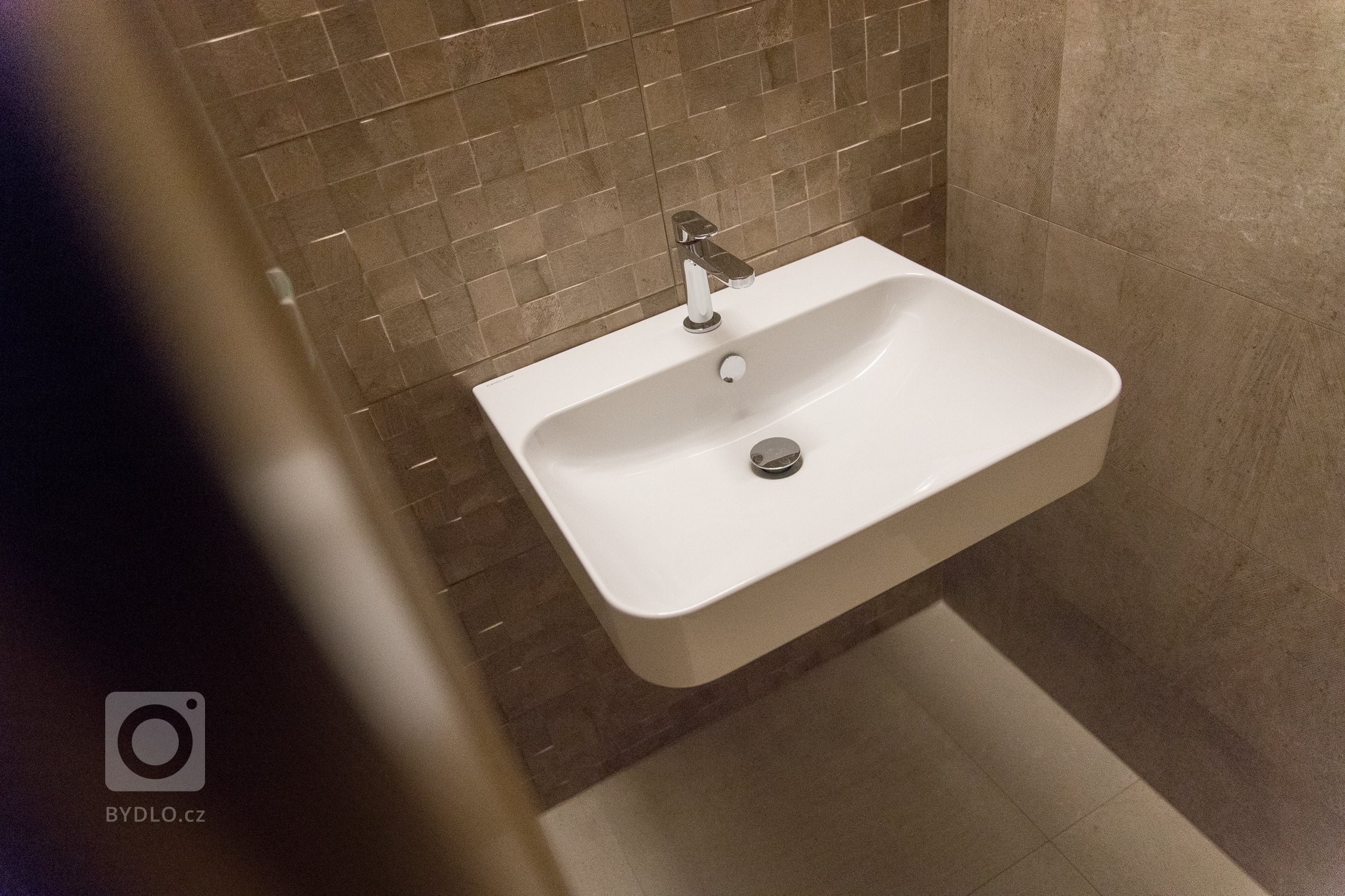 Představme si jednu z posledních realizací. Realizace moderní&nbsp;wellness zóny včetně dodávky obkladů, dlažeb a mozaiek.
