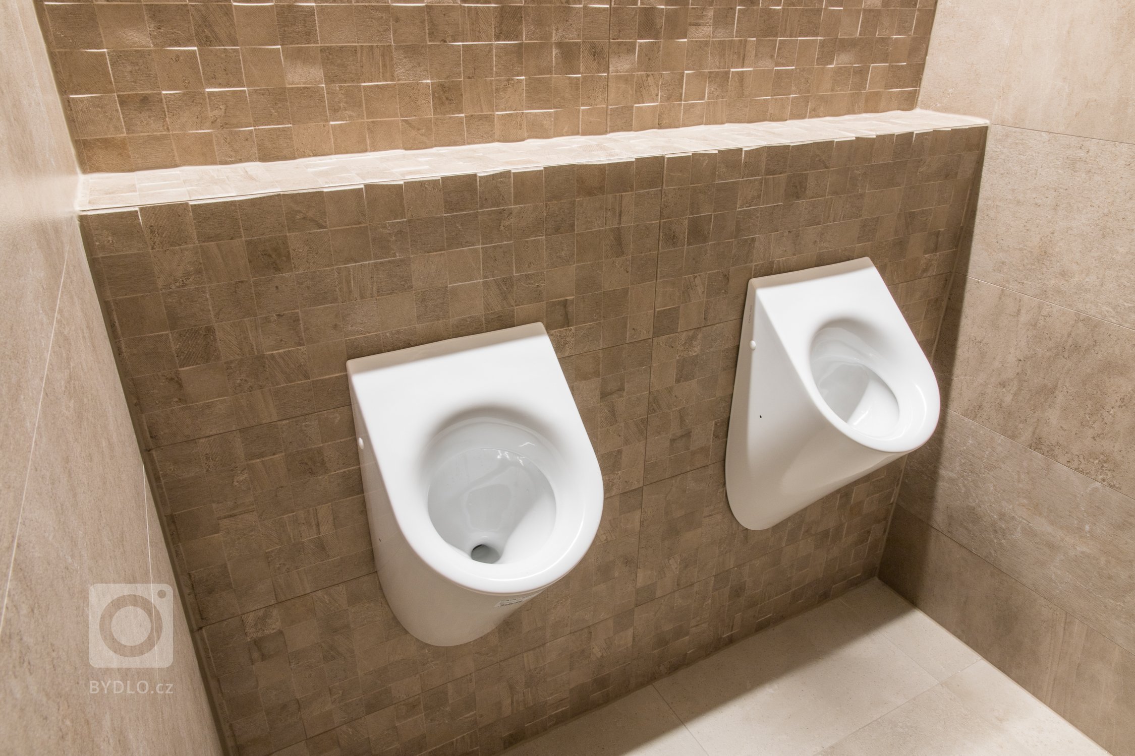 Představme si jednu z posledních realizací. Realizace moderní&nbsp;wellness zóny včetně dodávky obkladů, dlažeb a mozaiek.
