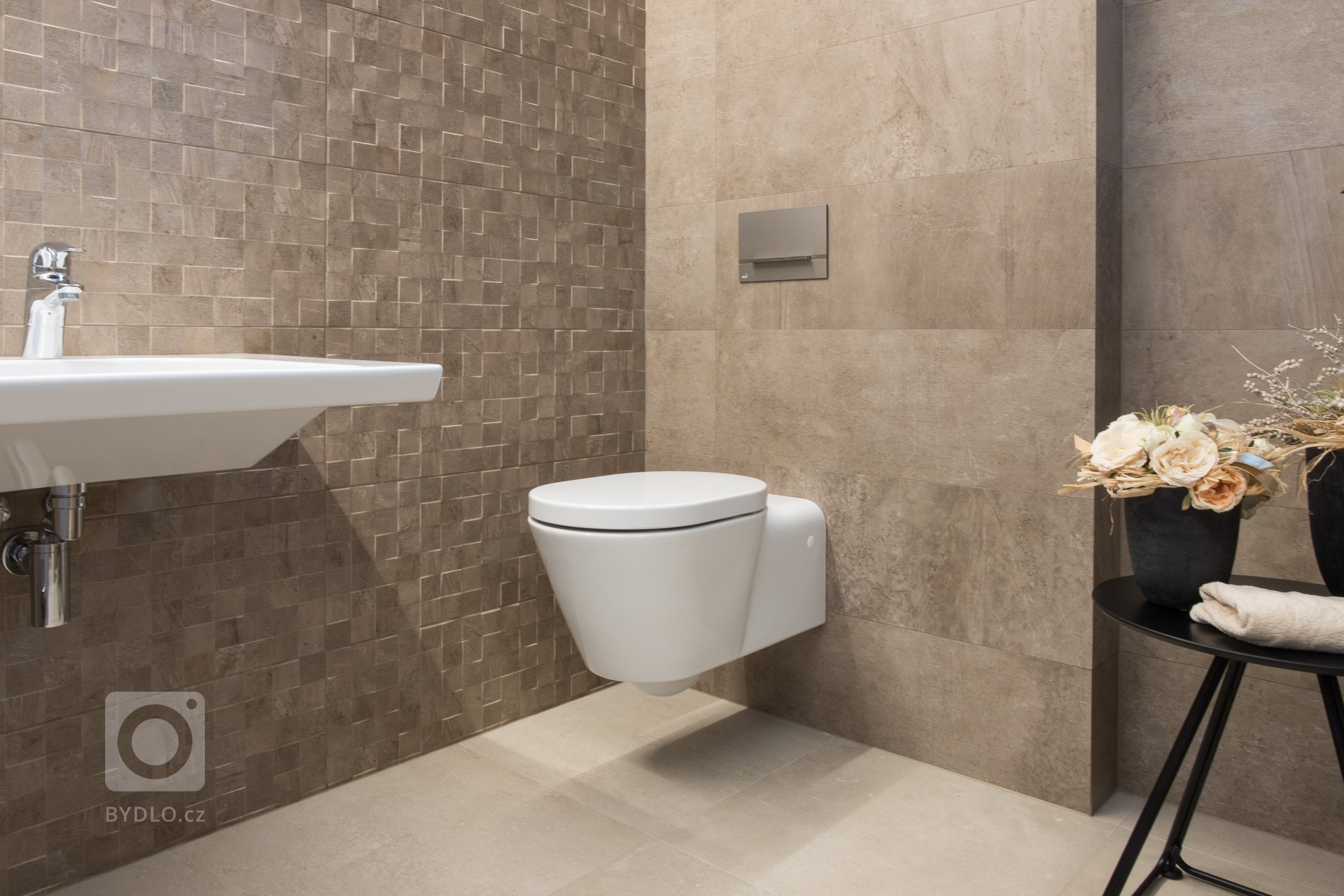 Představme si jednu z posledních realizací. Realizace moderní&nbsp;wellness zóny včetně dodávky obkladů, dlažeb a mozaiek.
