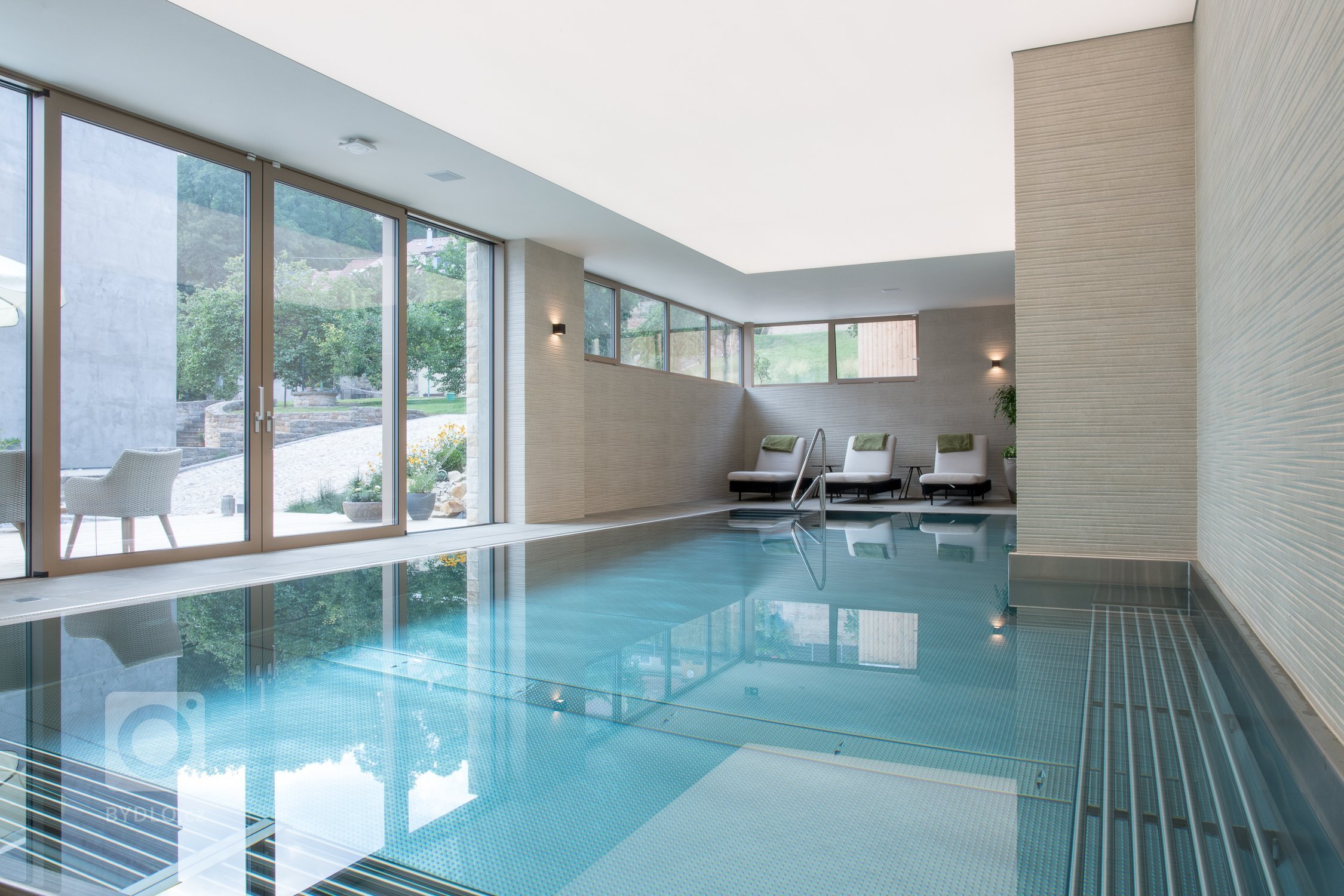 Představme si jednu z posledních realizací. Realizace moderní&nbsp;wellness zóny včetně dodávky obkladů, dlažeb a mozaiek.
