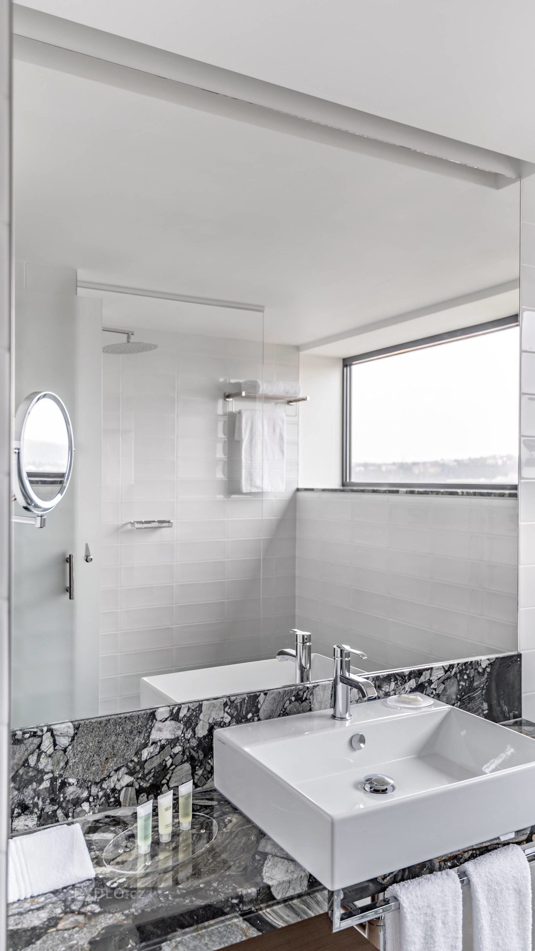 Dodávka obkladů, dlažeb a zařizovacích předmětů do luxusních koupelen hotelu Courtyard by Marriott.
