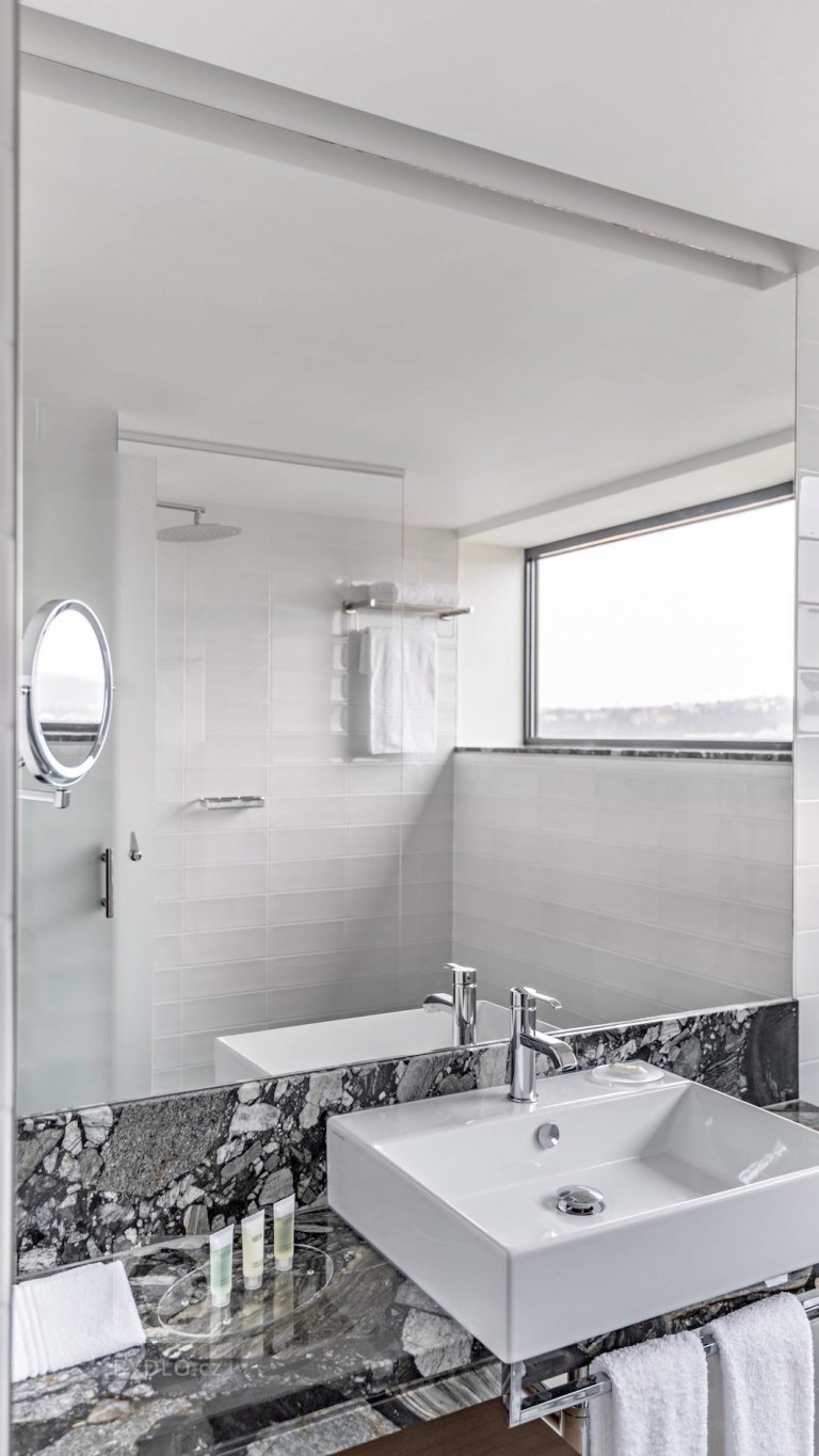 add picture to album