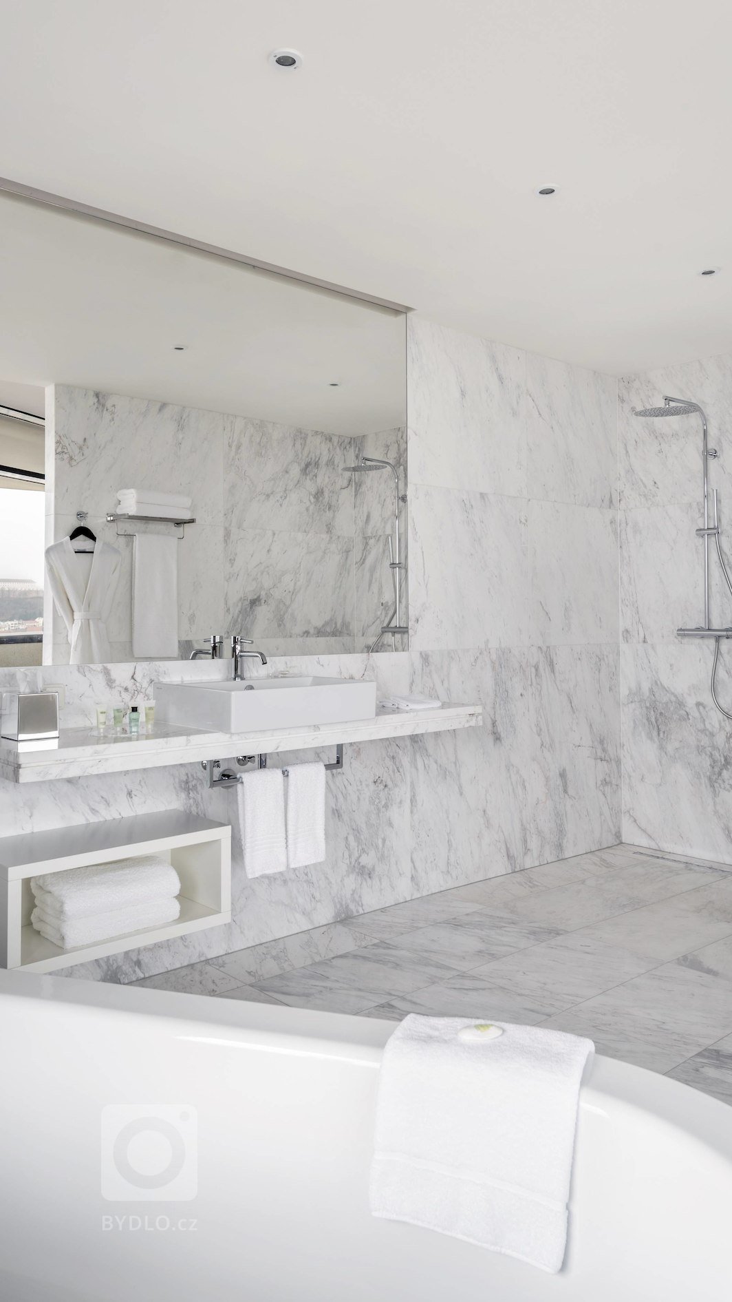 Dodávka obkladů, dlažeb a zařizovacích předmětů do luxusních koupelen hotelu Courtyard by Marriott.
