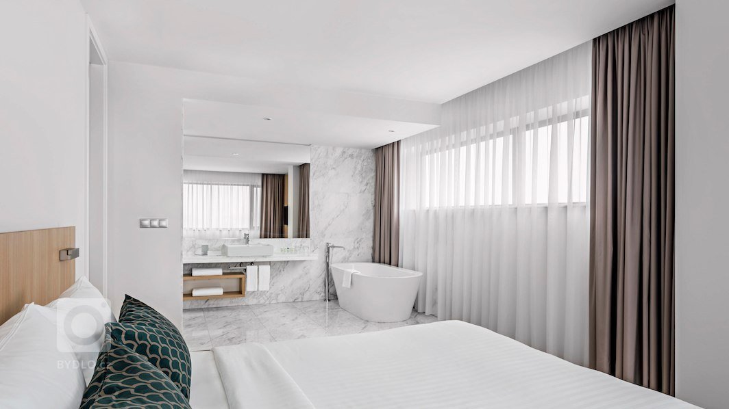 Dodávka obkladů, dlažeb a zařizovacích předmětů do luxusních koupelen hotelu Courtyard by Marriott.
