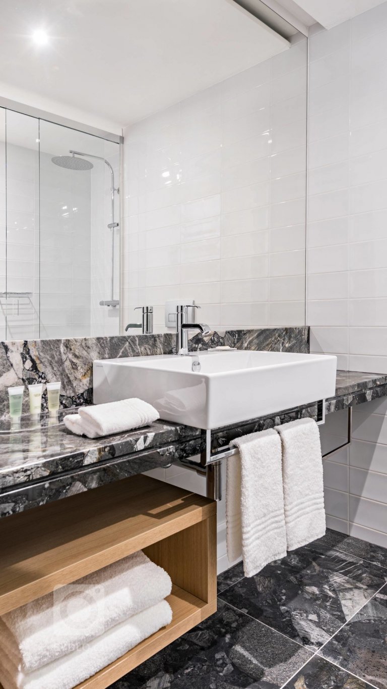 add picture to album