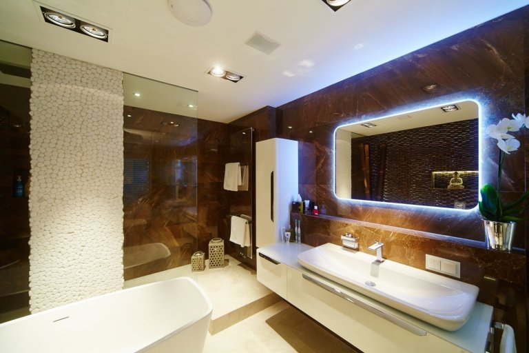 Realizace koupelny se záchodem moderního bytu v Brně. Zakázka byla dodána včetně vizualizace, materiálů&nbsp;a řemeslných prací&nbsp; na klíč.
