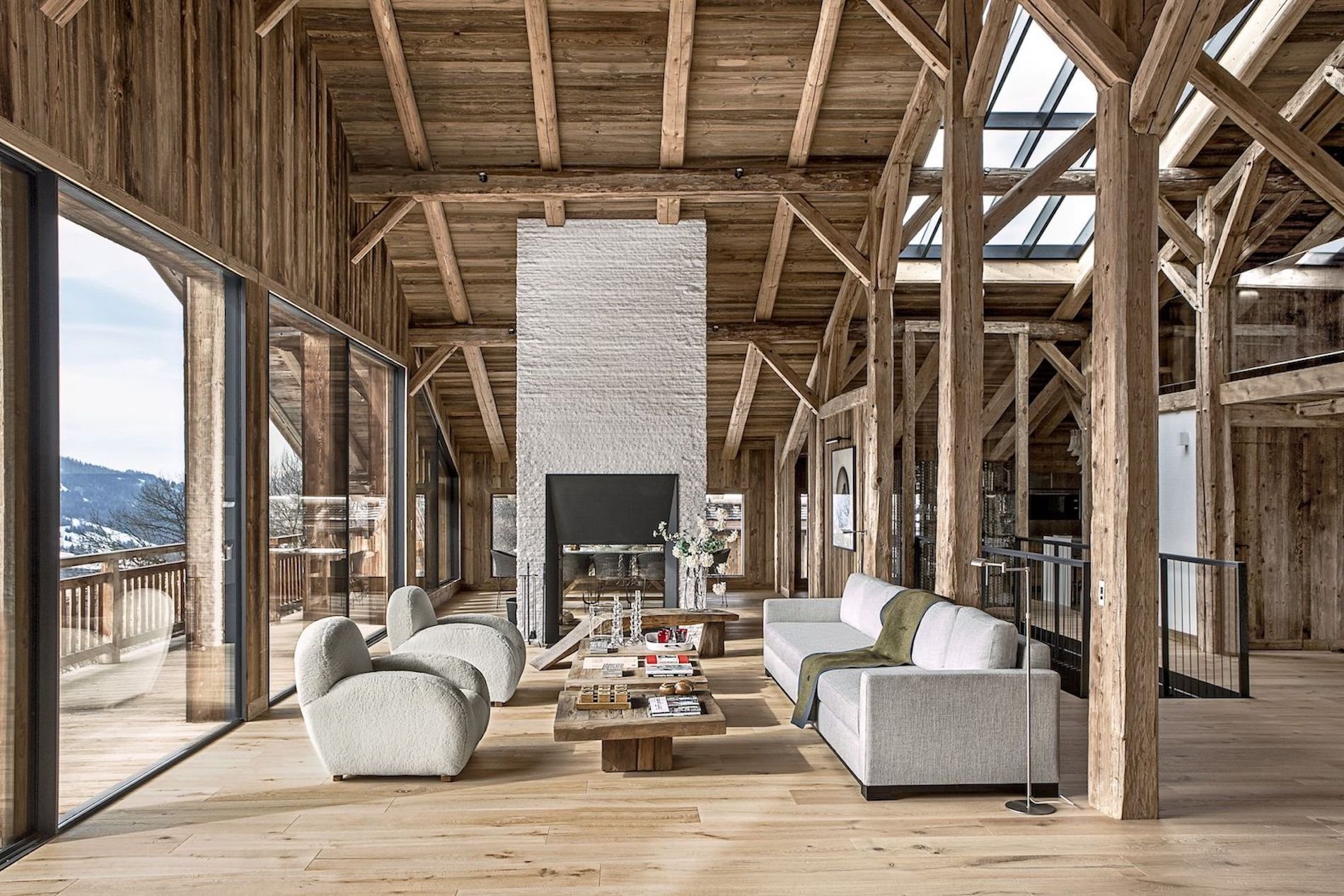 Obývací pokoj ve francouzské lyžařské chatě Rothschild navrhl architekt Alain Mazza