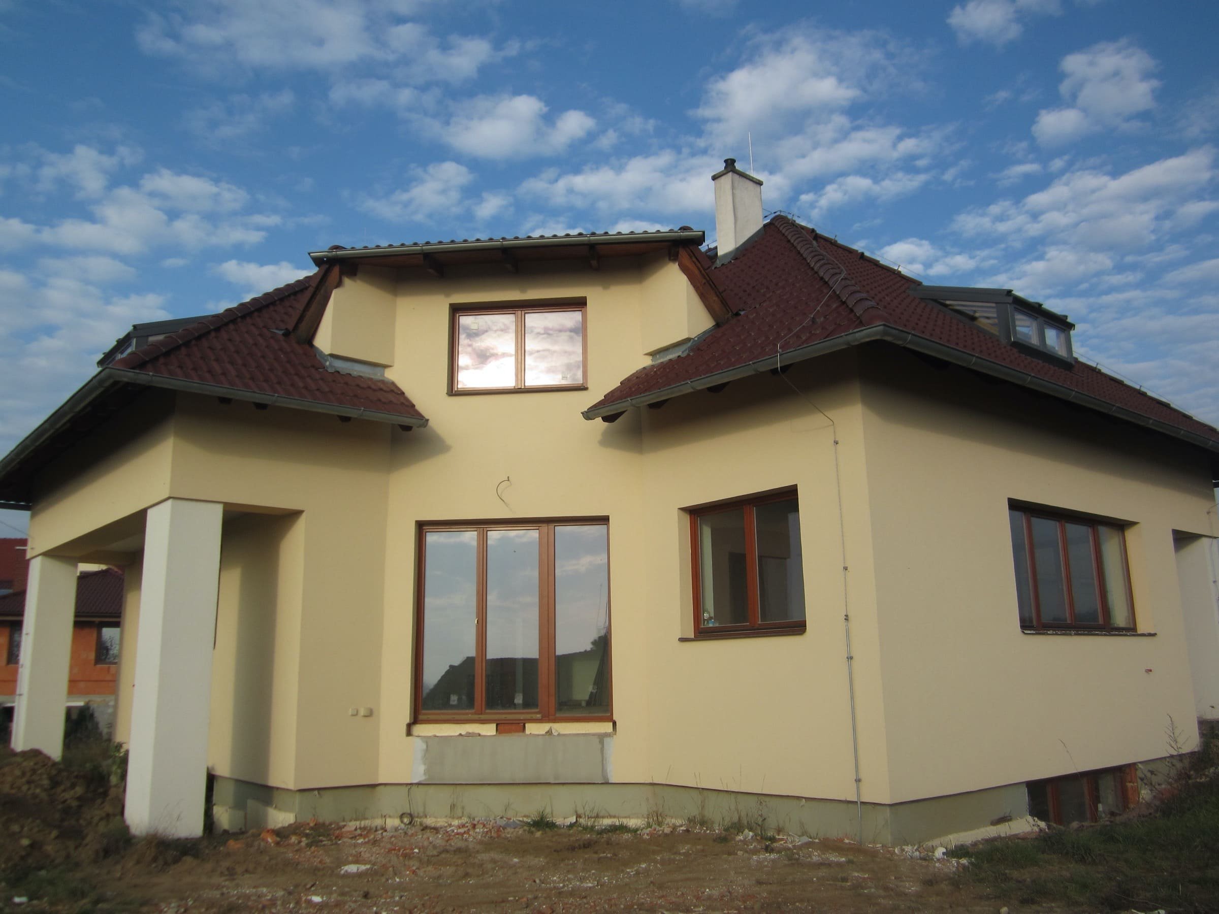 Dům na klíč měl ale spoustu neduhů. Francouzská okna z obýváku končila půl metru nad úrovní zahrady a fasádu narušovaly výklenky a sloupy