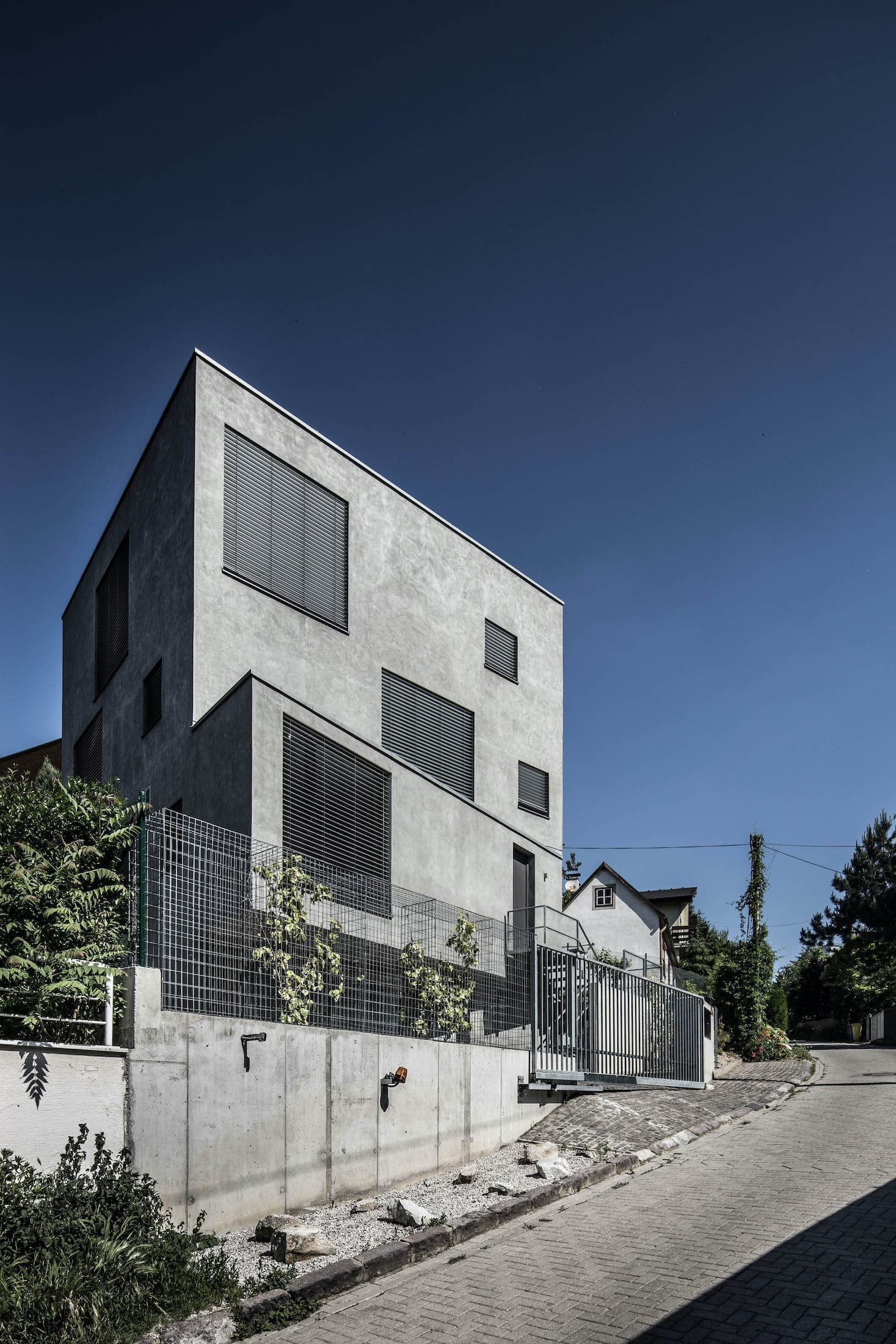 Rodinný dům odstínech šedi