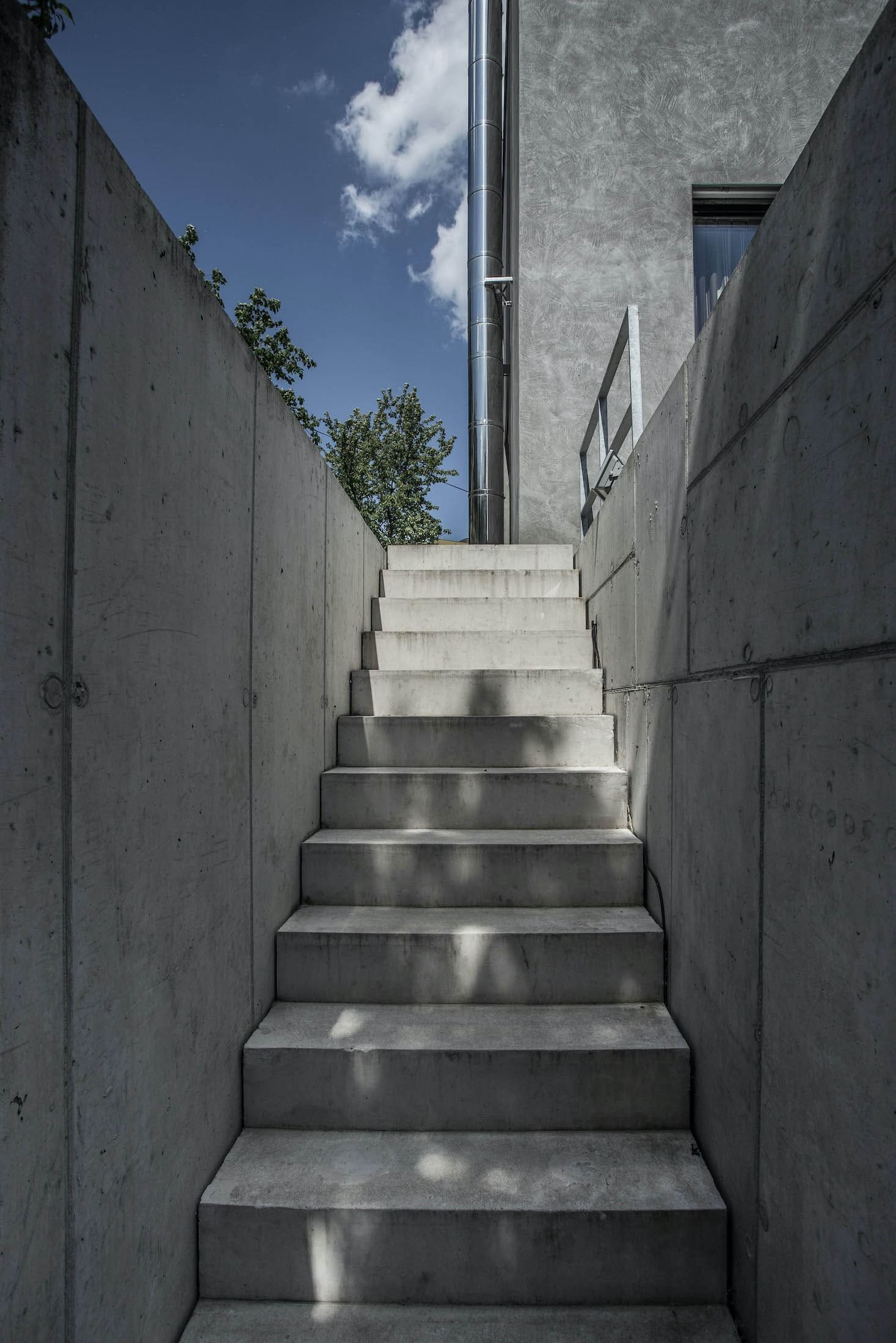 Rodinný dům odstínech šedi