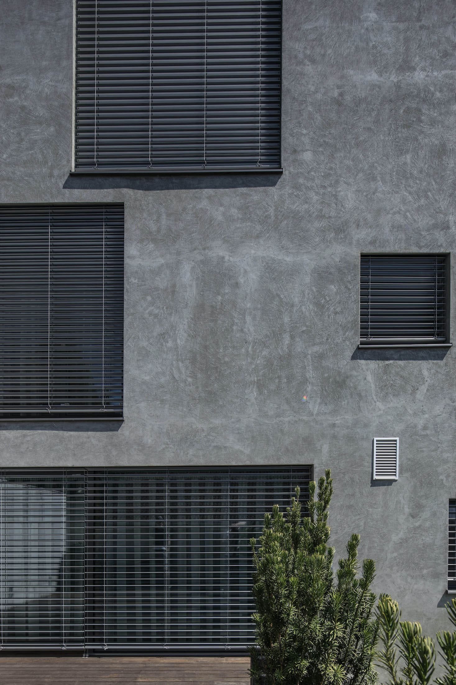 Rodinný dům odstínech šedi