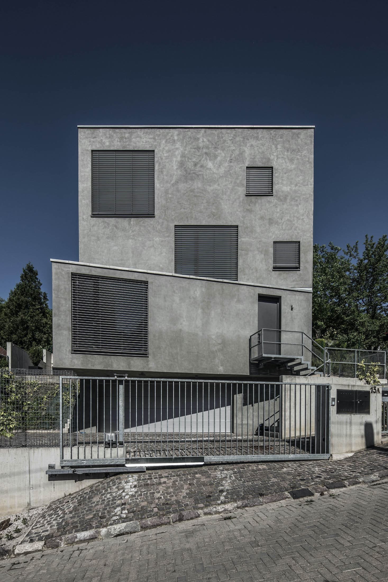 Rodinný dům odstínech šedi