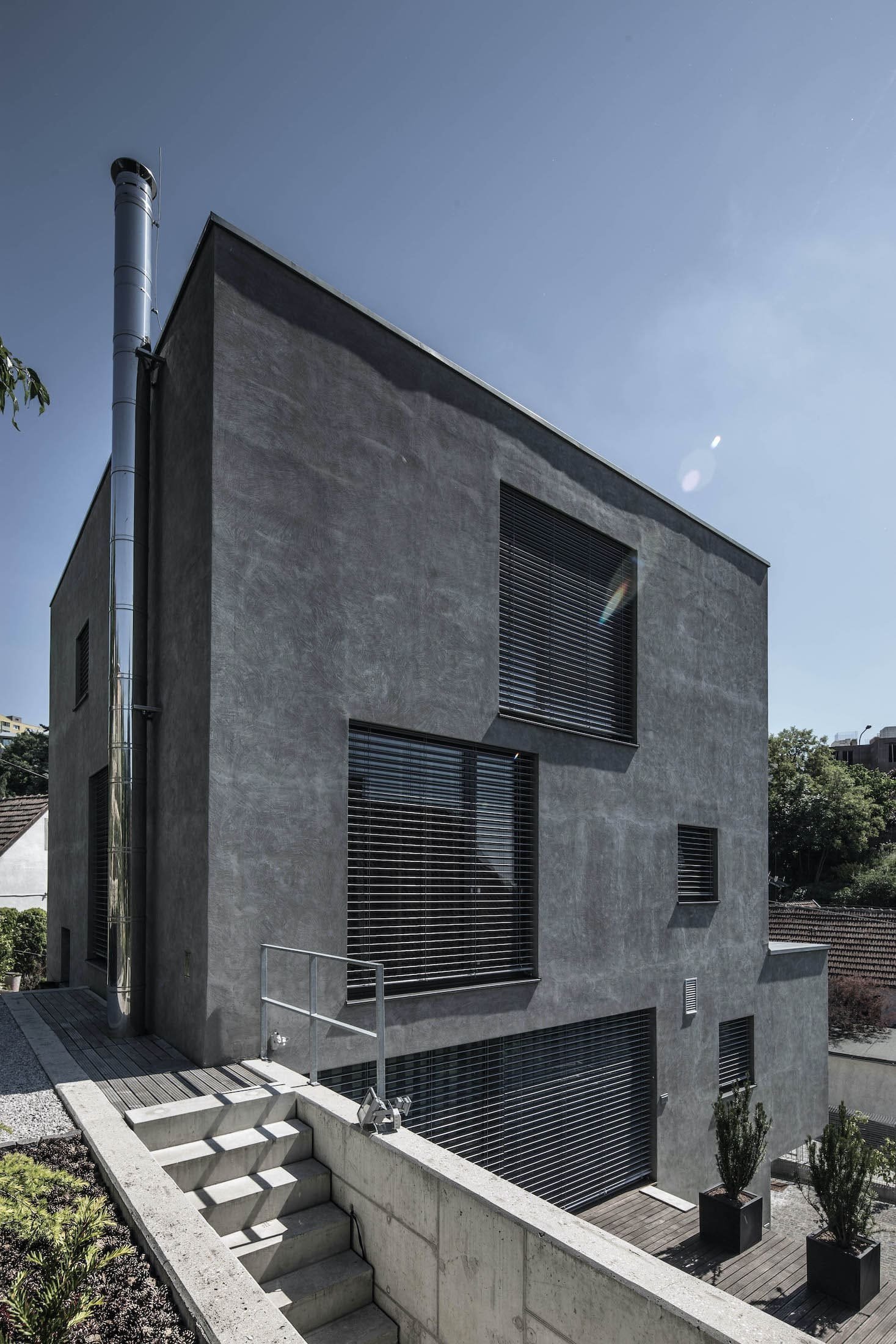 Rodinný dům odstínech šedi