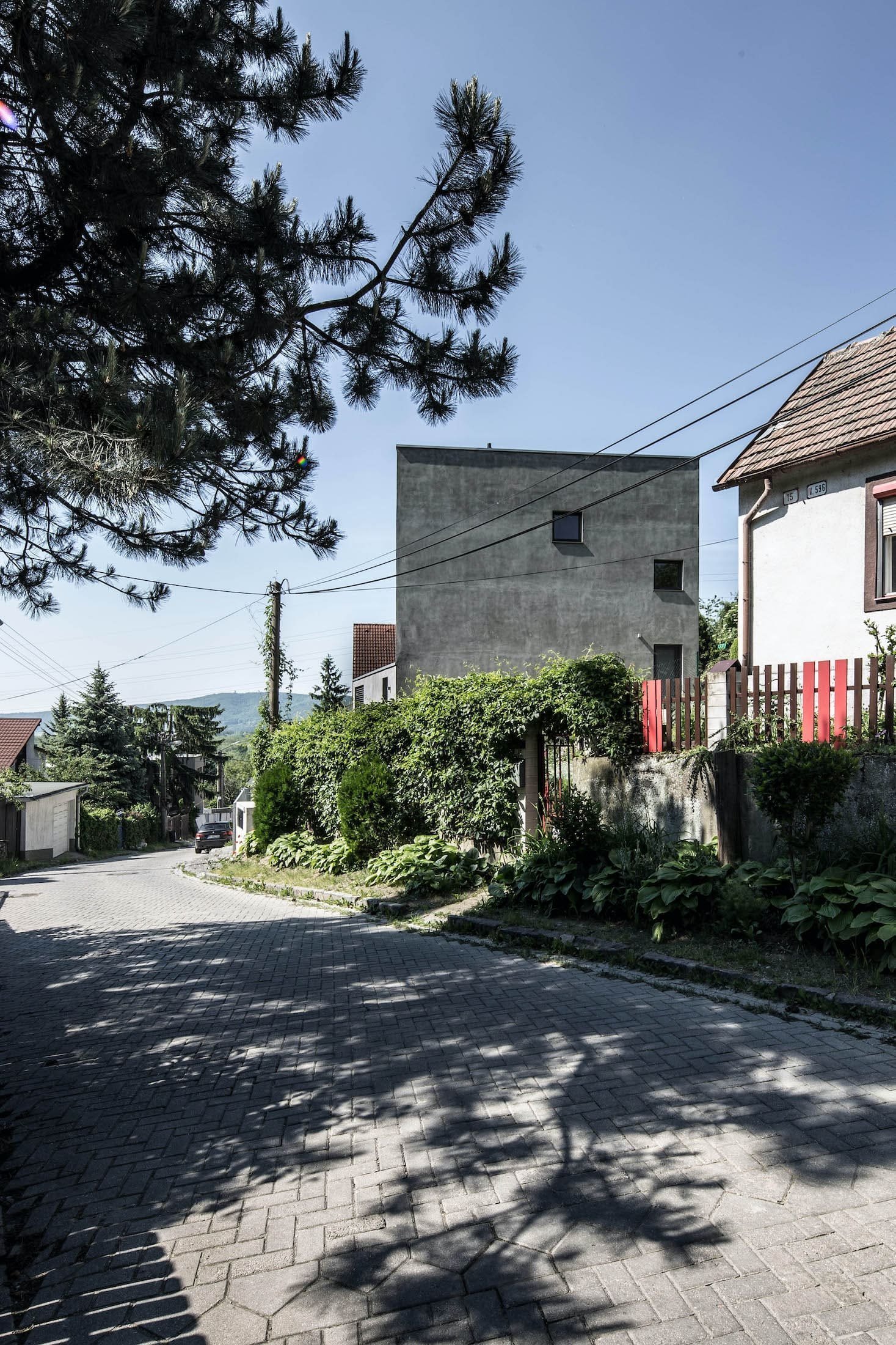 Rodinný dům odstínech šedi