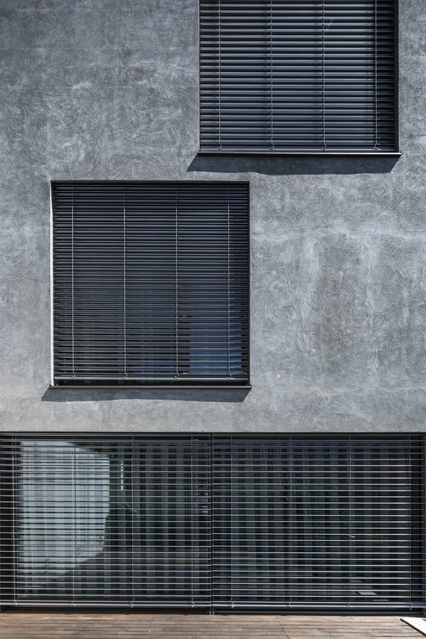 Rodinný dům odstínech šedi