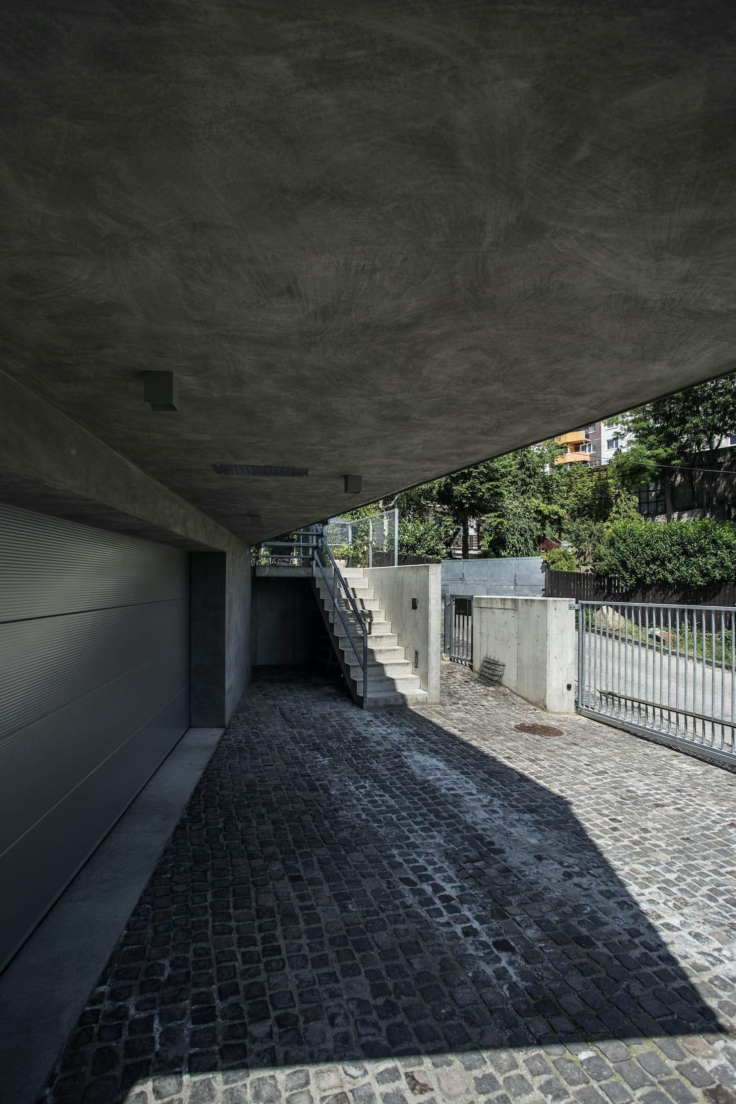 Rodinný dům odstínech šedi