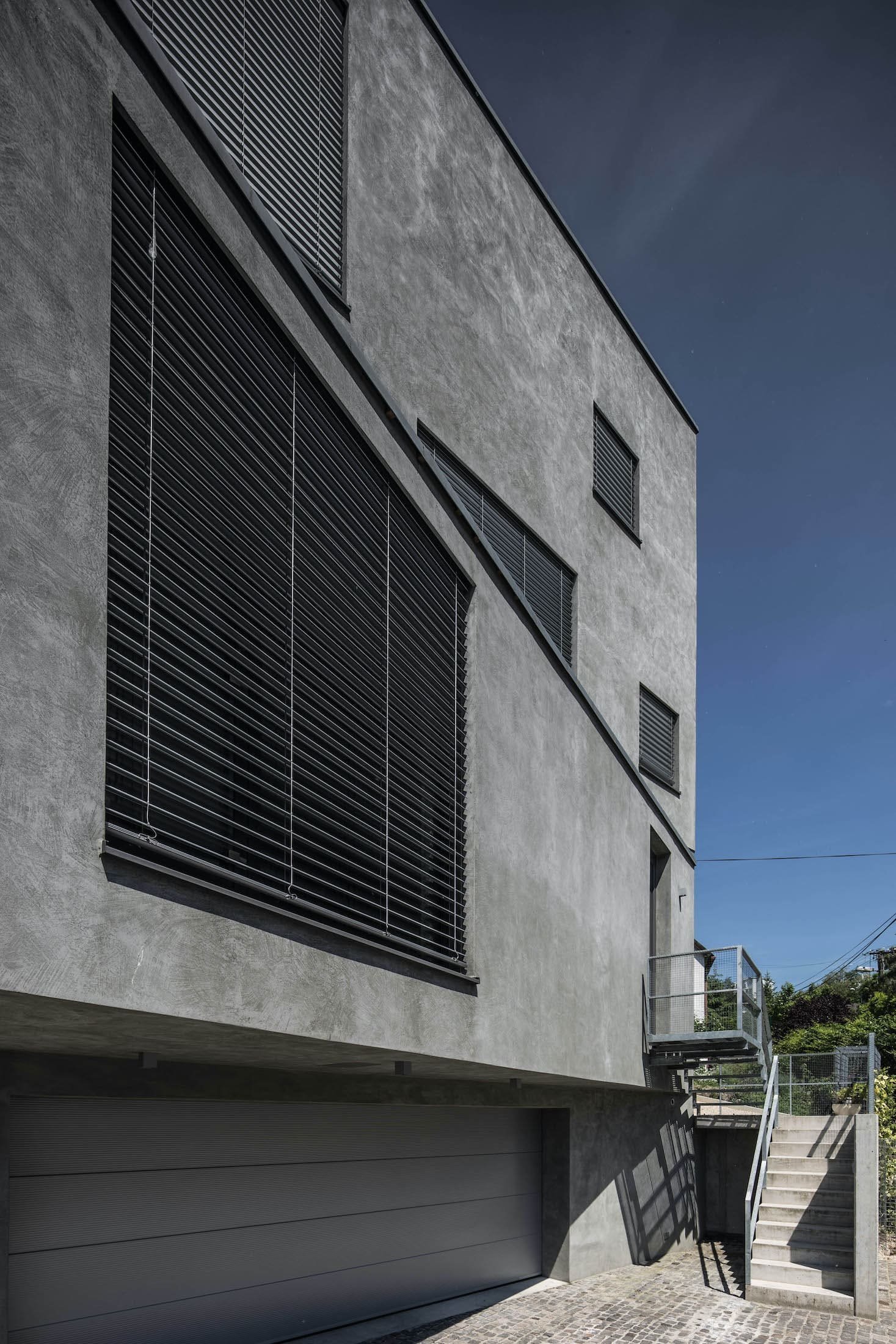 Rodinný dům odstínech šedi