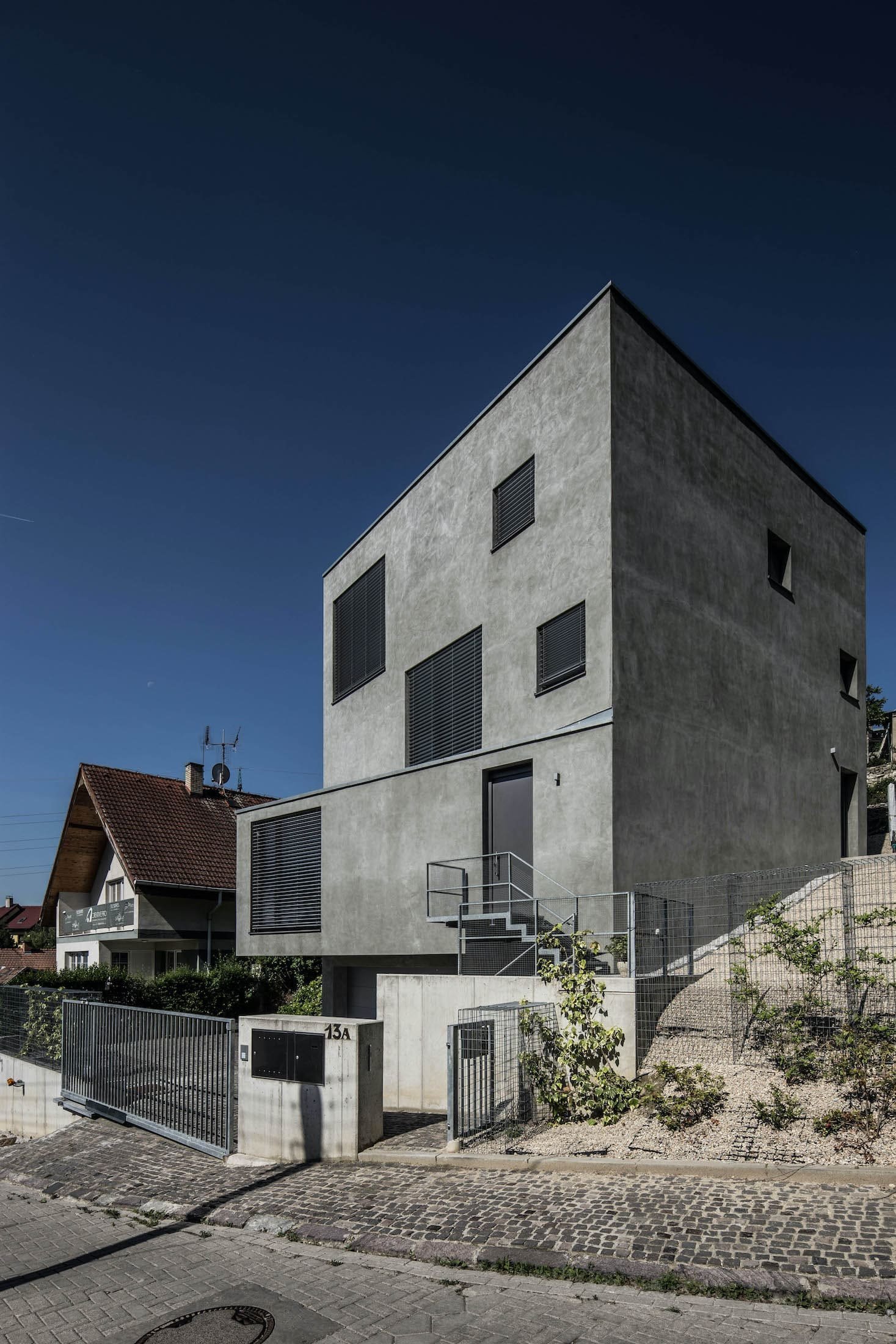 Rodinný dům odstínech šedi