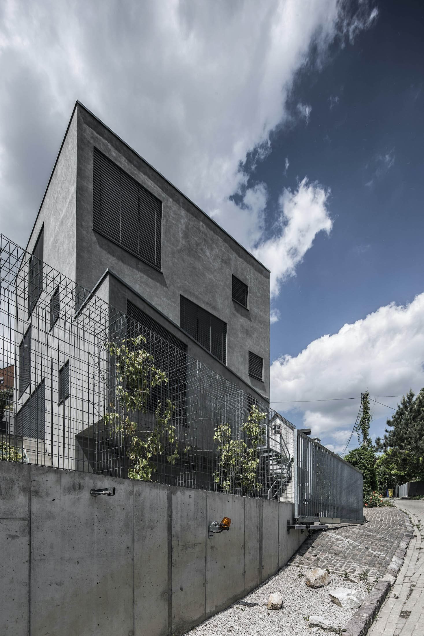 Rodinný dům odstínech šedi