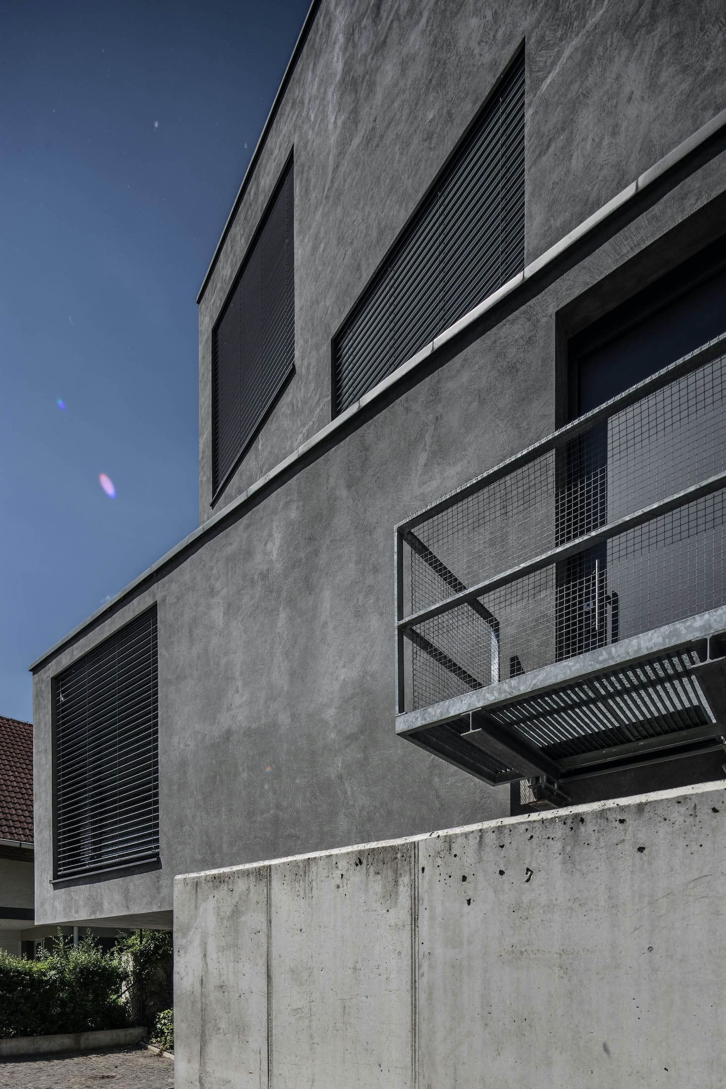 Rodinný dům odstínech šedi