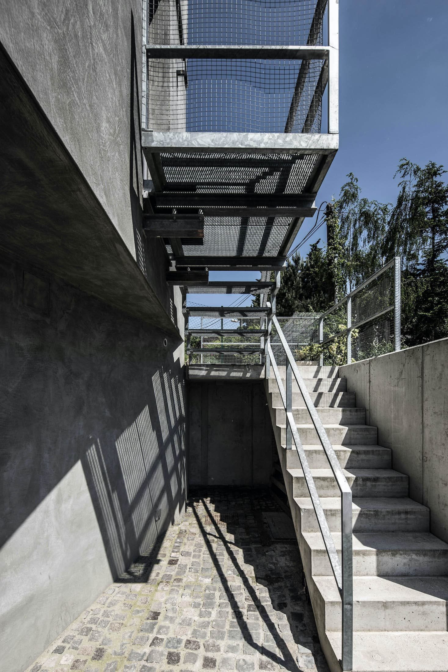 Rodinný dům odstínech šedi