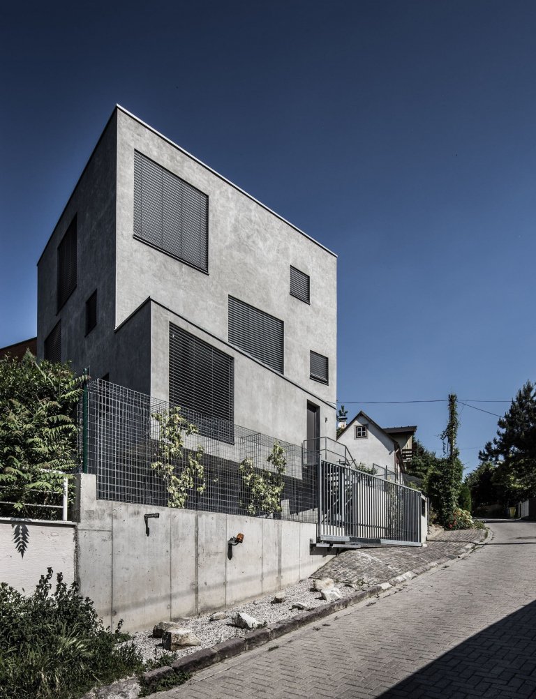 Dům v odstínech šedé navrhlo studio plusminusarchitects