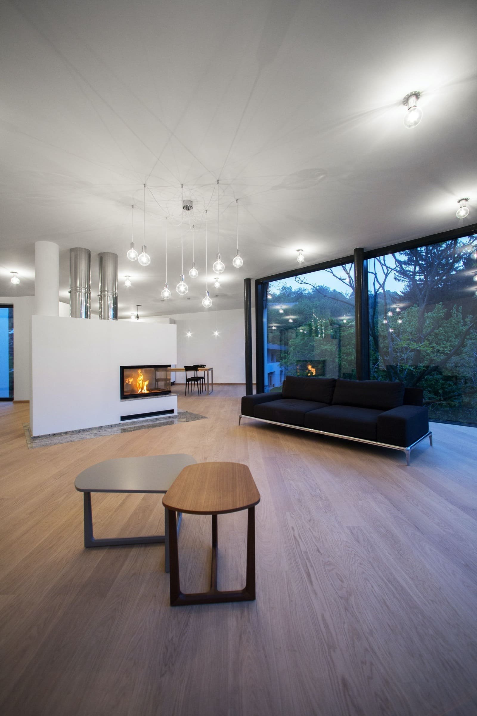 Unikátní dům kličkuje mezi stromy na složitém pozemku