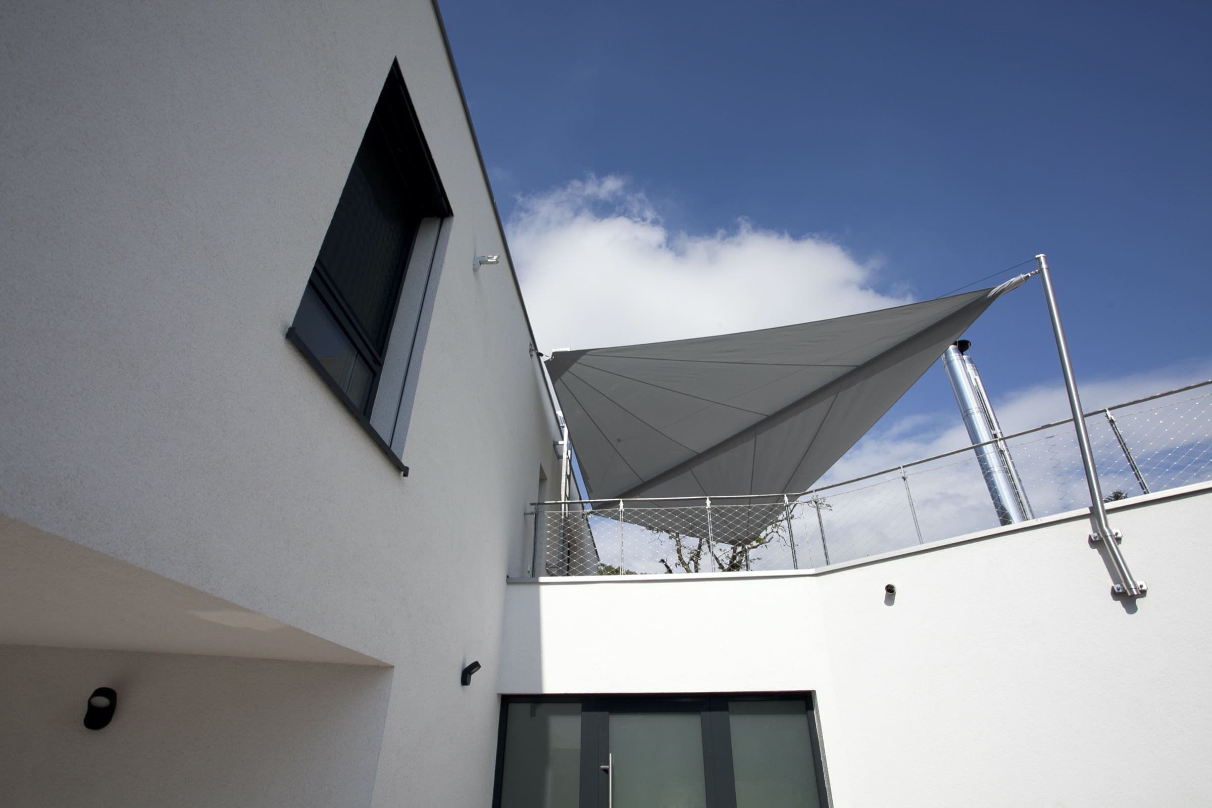 Unikátní dům kličkuje mezi stromy na složitém pozemku