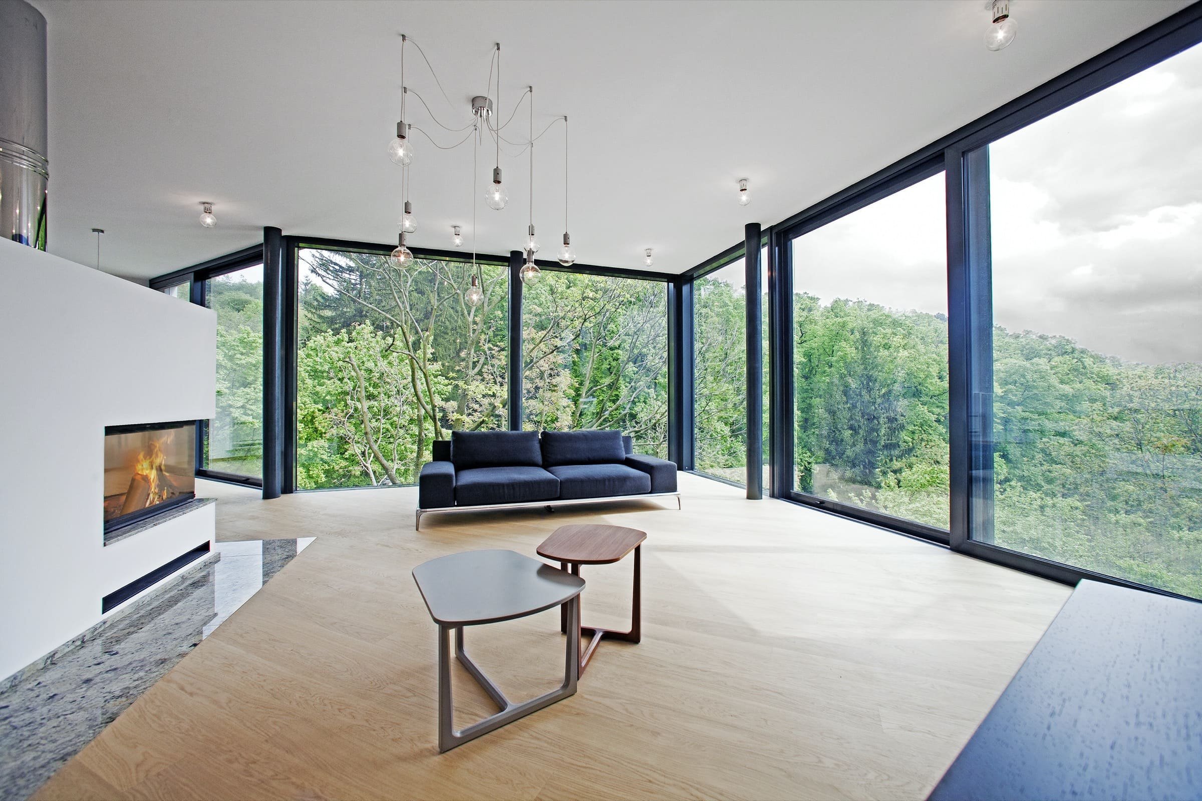 Unikátní dům kličkuje mezi stromy na složitém pozemku