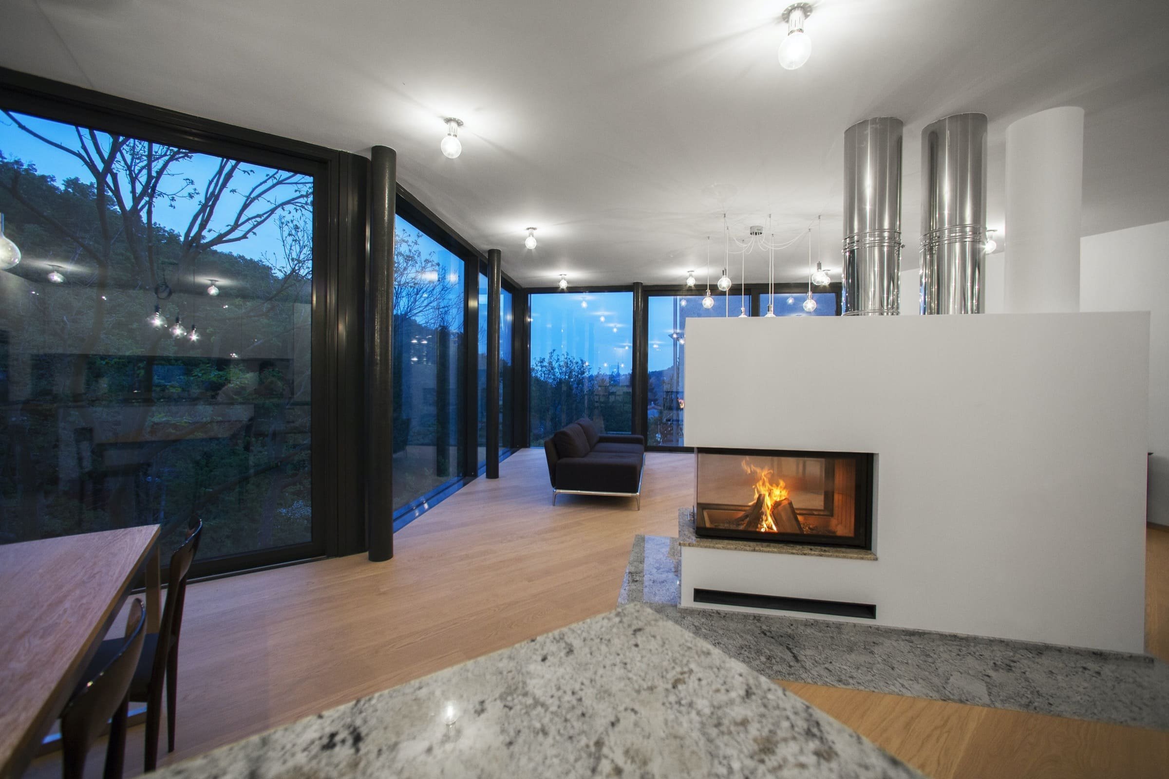 Unikátní dům kličkuje mezi stromy na složitém pozemku