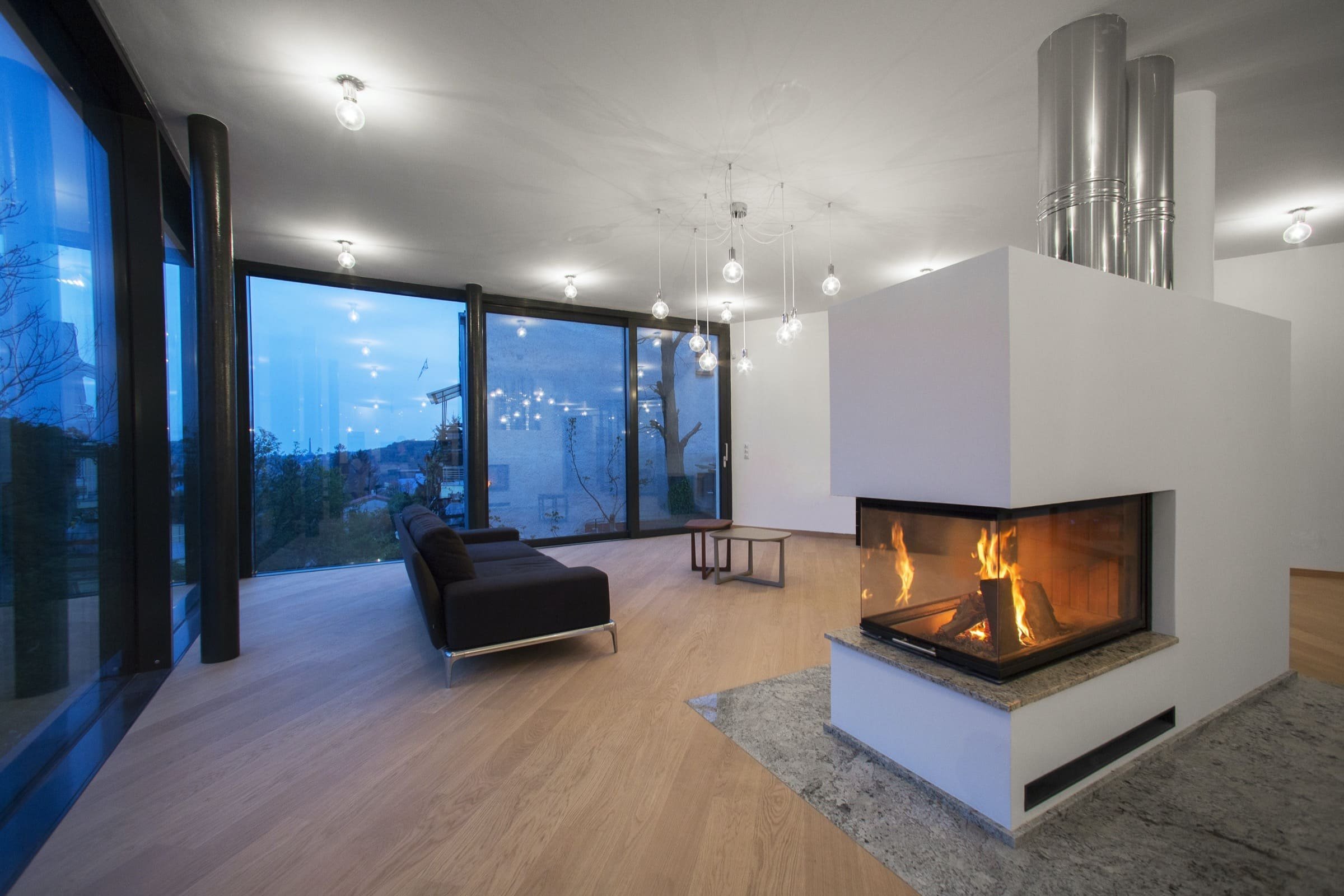 Unikátní dům kličkuje mezi stromy na složitém pozemku