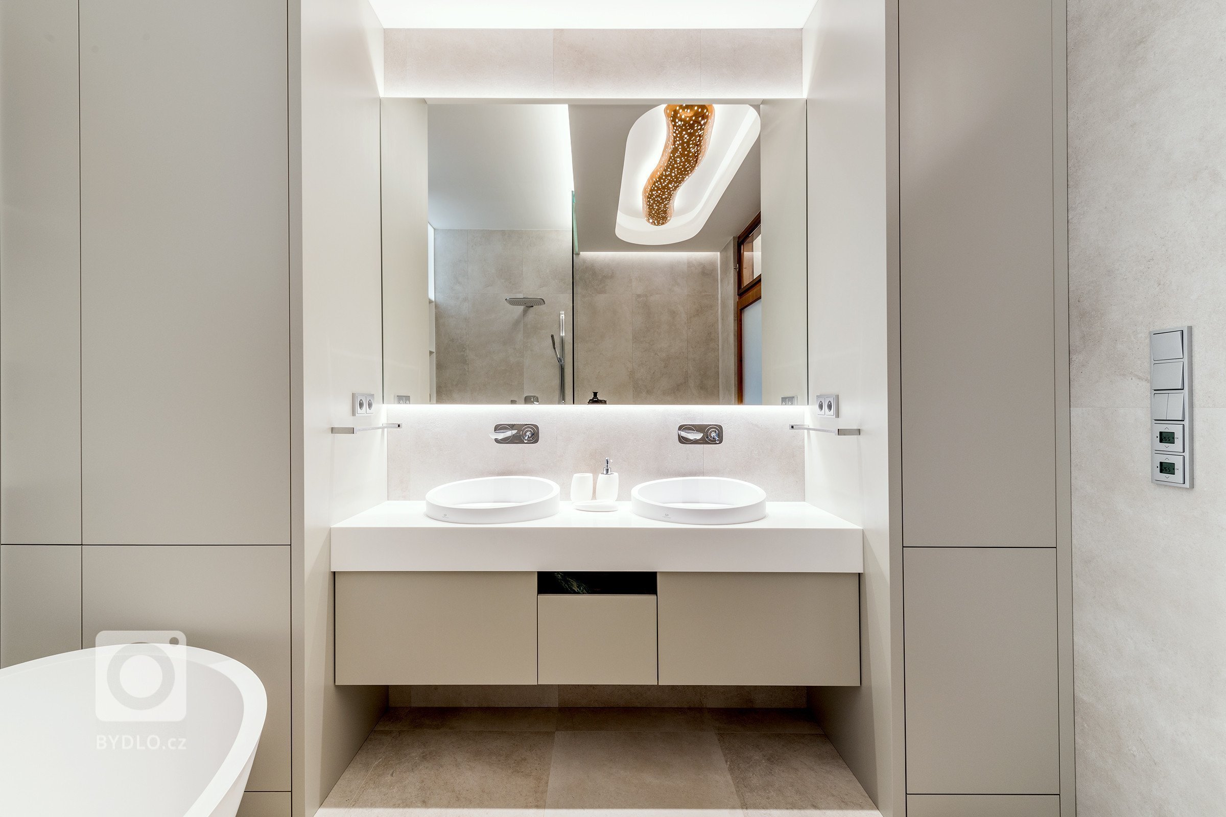 Jedná se o propojení dvou bytů ve zrekonstruovaném secesním domě. Majitelé si přáli vytvořit modern interiér se zachováním secesních prvků. Investoři si…