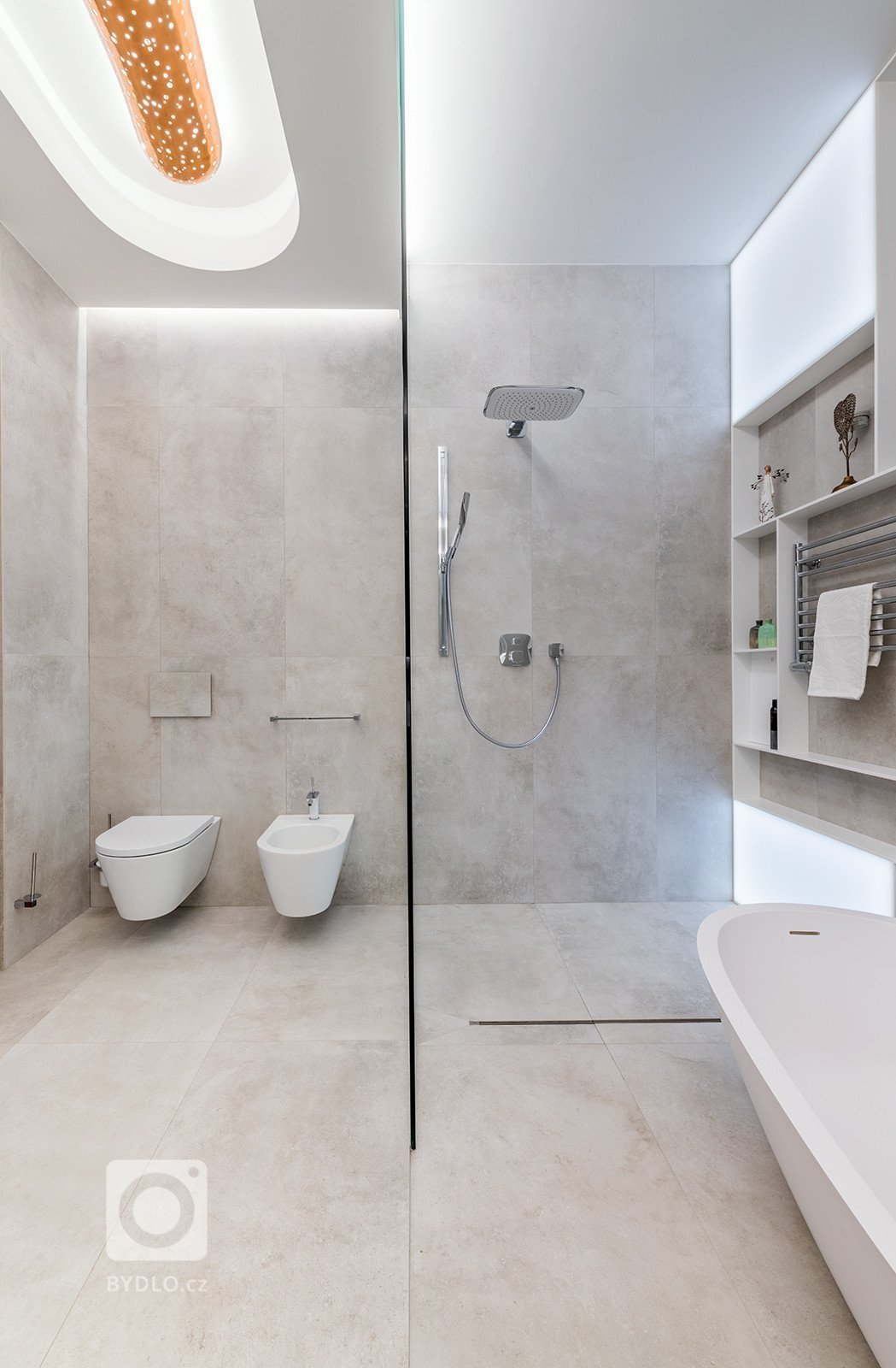 Jedná se o propojení dvou bytů ve zrekonstruovaném secesním domě. Majitelé si přáli vytvořit modern interiér se zachováním secesních prvků. Investoři si…