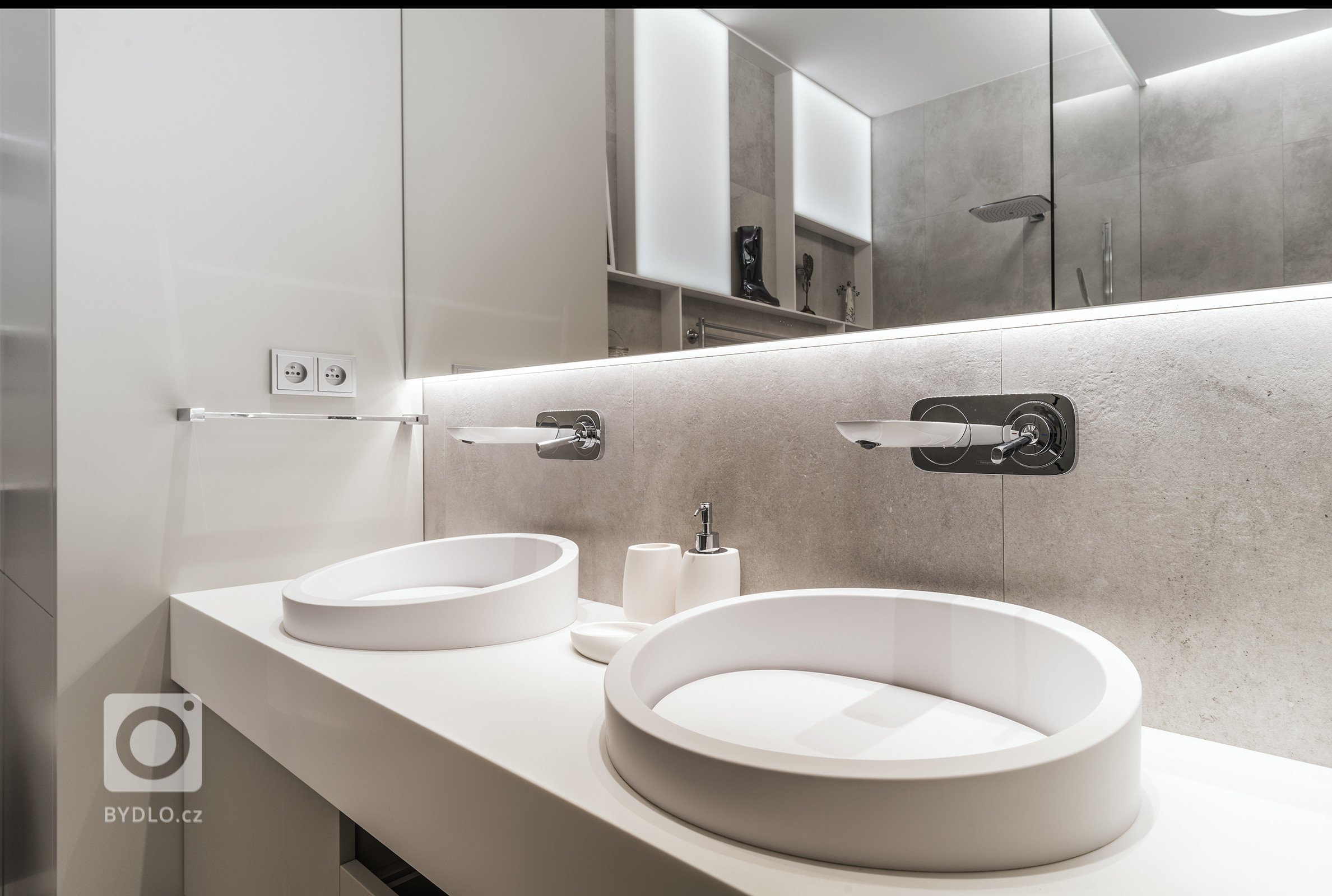 Jedná se o propojení dvou bytů ve zrekonstruovaném secesním domě. Majitelé si přáli vytvořit modern interiér se zachováním secesních prvků. Investoři si…