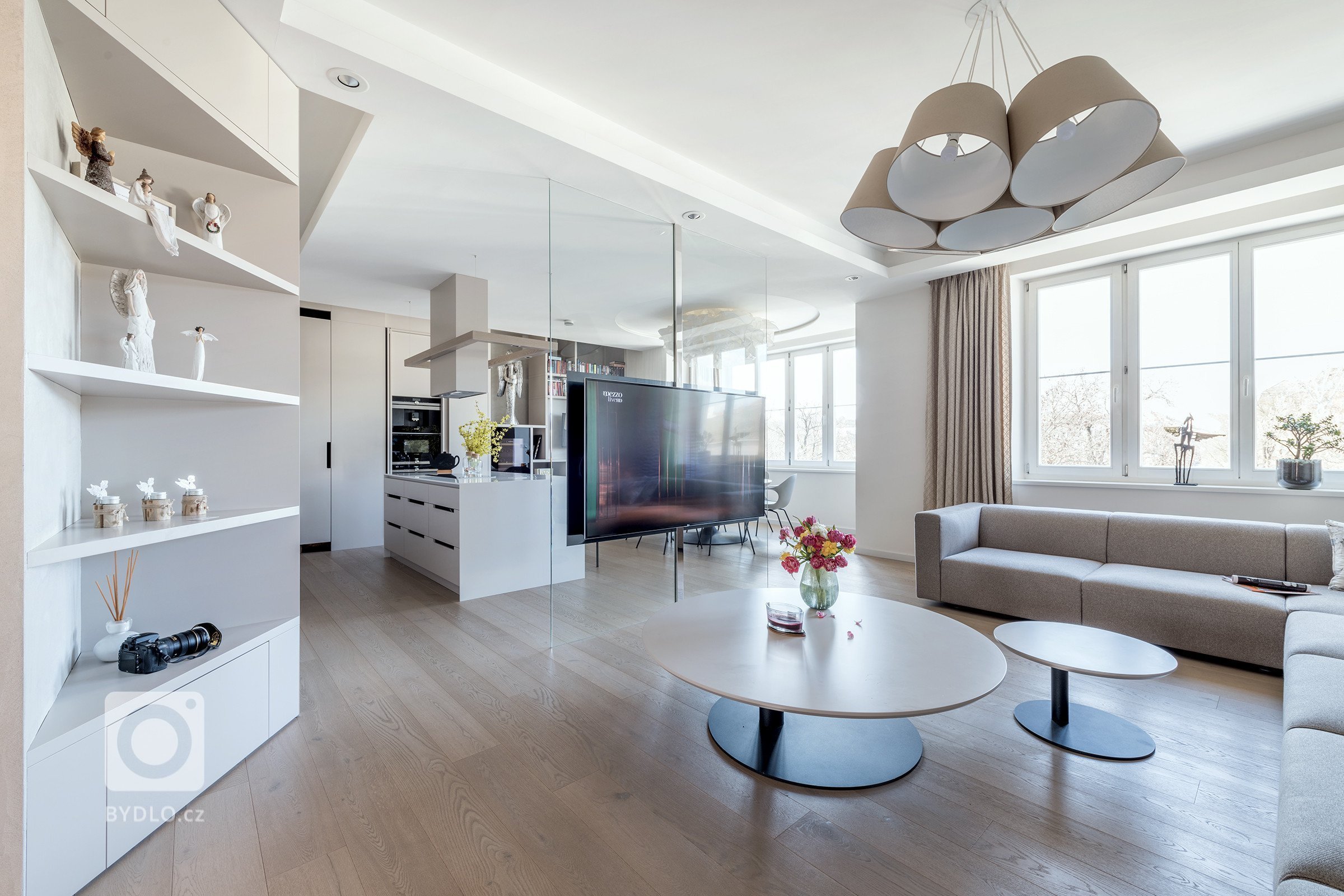 Jedná se o propojení dvou bytů ve zrekonstruovaném secesním domě. Majitelé si přáli vytvořit modern interiér se zachováním secesních prvků. Investoři si…