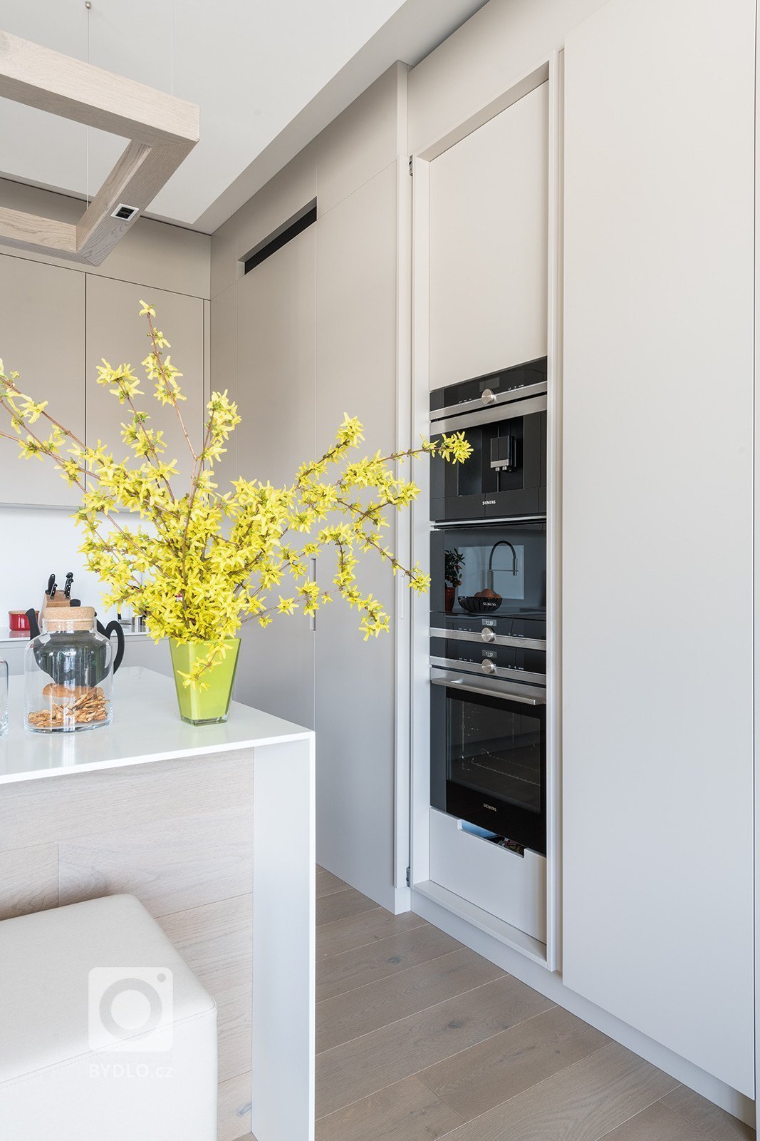 Jedná se o propojení dvou bytů ve zrekonstruovaném secesním domě. Majitelé si přáli vytvořit modern interiér se zachováním secesních prvků. Investoři si…