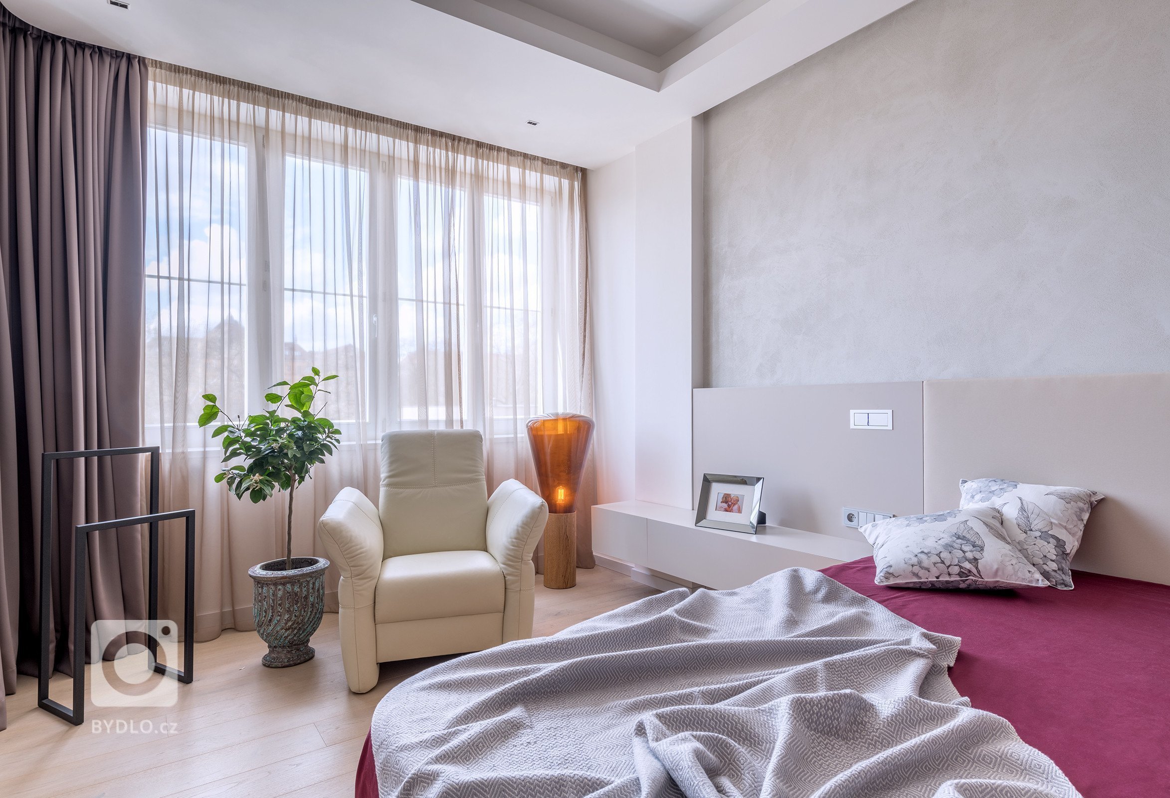 Jedná se o propojení dvou bytů ve zrekonstruovaném secesním domě. Majitelé si přáli vytvořit modern interiér se zachováním secesních prvků. Investoři si…