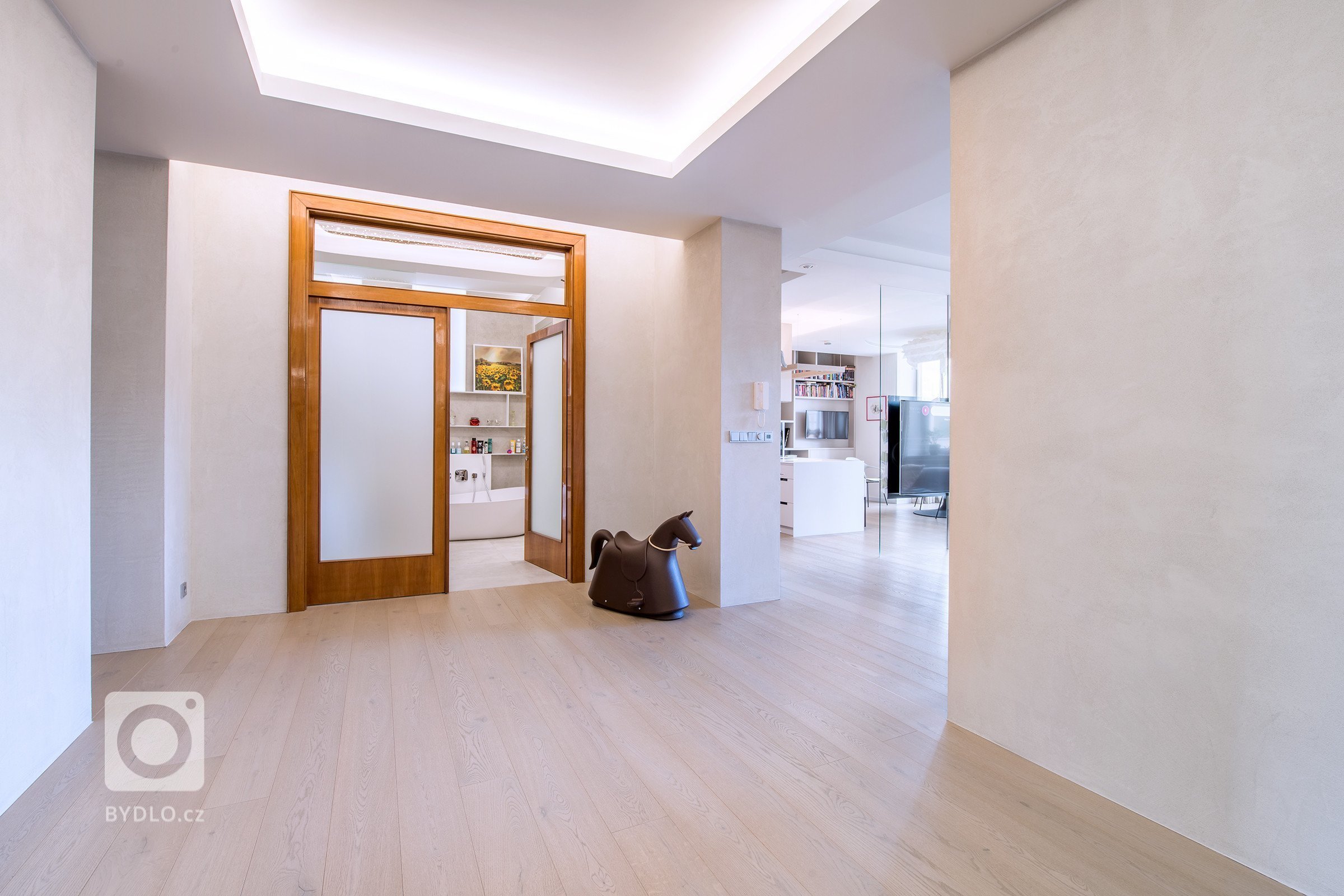 Jedná se o propojení dvou bytů ve zrekonstruovaném secesním domě. Majitelé si přáli vytvořit modern interiér se zachováním secesních prvků. Investoři si…