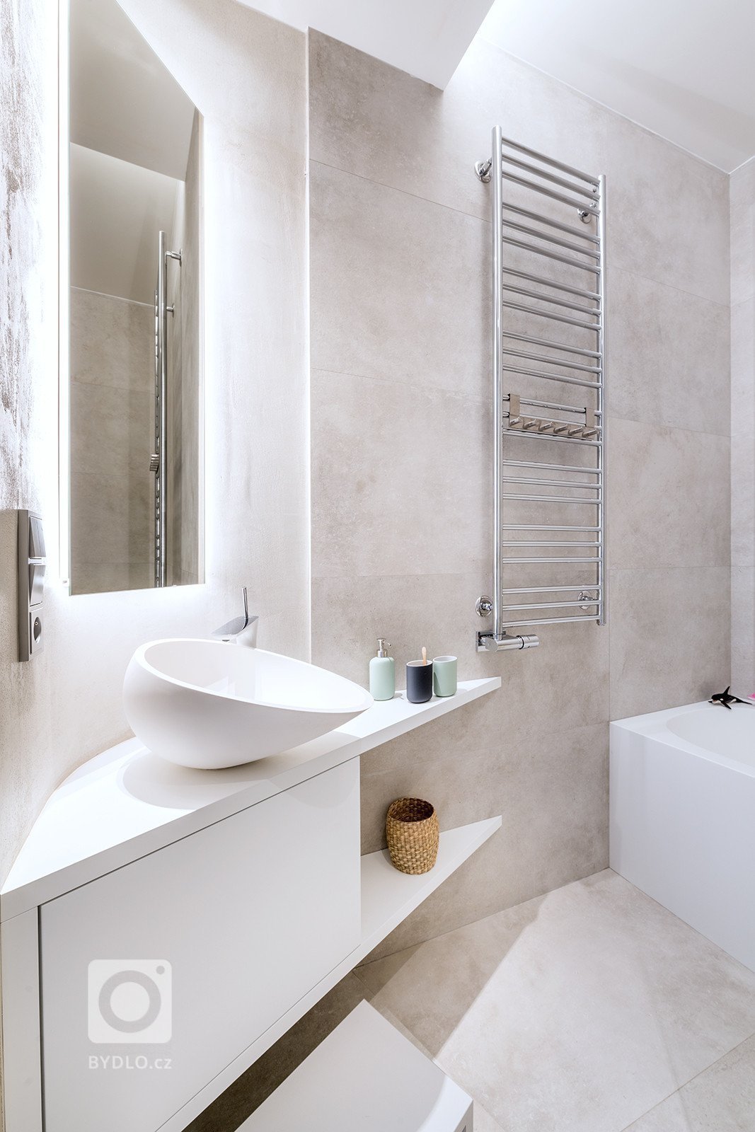 Jedná se o propojení dvou bytů ve zrekonstruovaném secesním domě. Majitelé si přáli vytvořit modern interiér se zachováním secesních prvků. Investoři si…