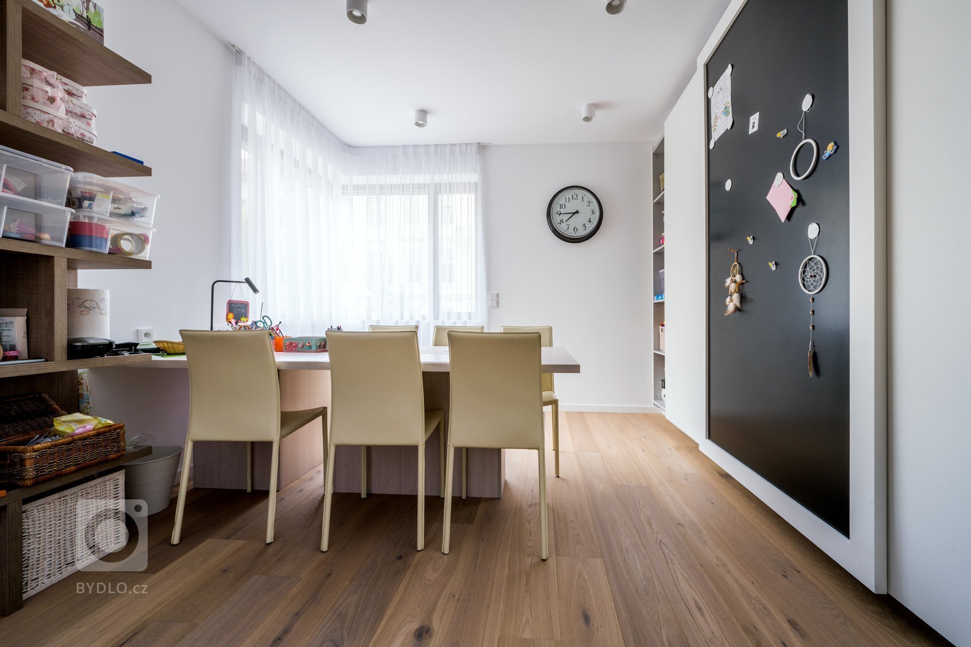 Radostí každého architekta je realizovat projekt, jehož rolí je plná využitelnost. V případě této realizace, interiéru pro čtyřčlennou rodinu, která v domě…