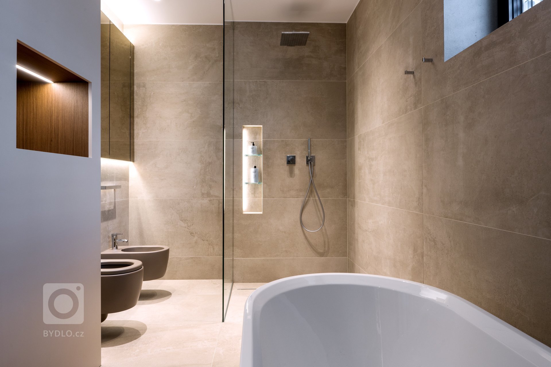 Radostí každého architekta je realizovat projekt, jehož rolí je plná využitelnost. V případě této realizace, interiéru pro čtyřčlennou rodinu, která v domě…